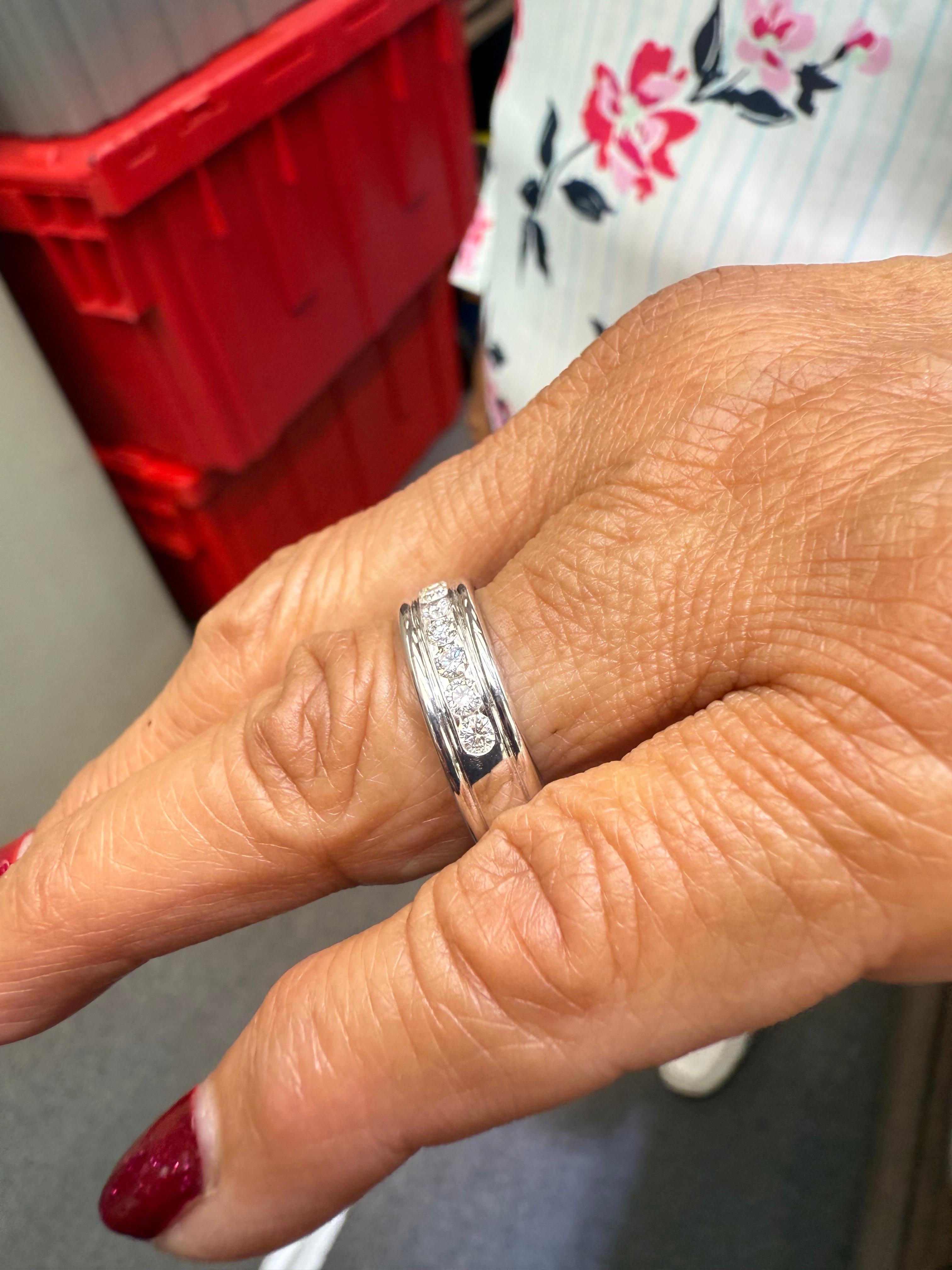 Taglio rotondo Benchmark Seven Diamond 14k  Anello a fascia in oro bianco in vendita