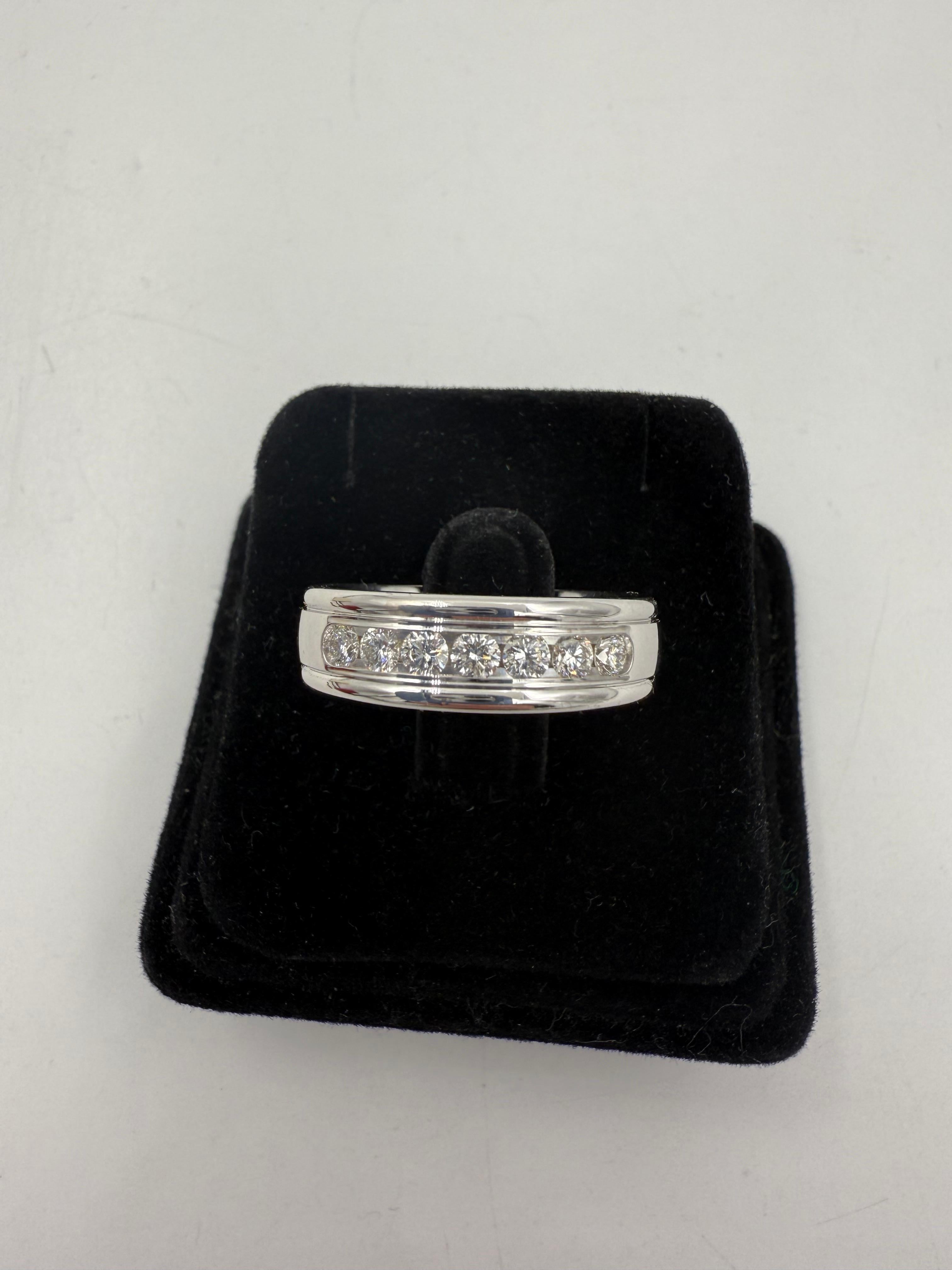 Benchmark Seven Diamond 14k  Anello a fascia in oro bianco In condizioni buone in vendita a Los Angeles, CA