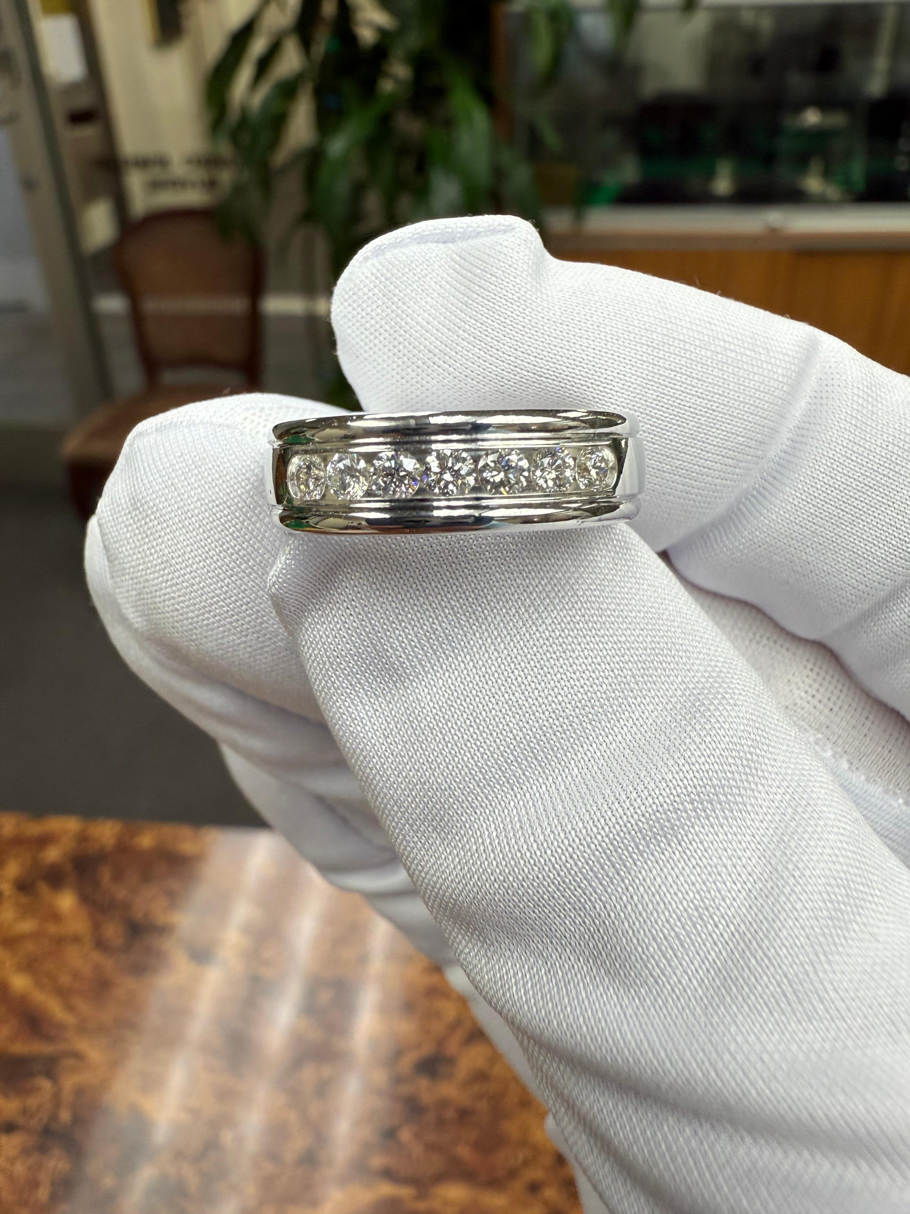 da uomo o donna Benchmark Seven Diamond 14k  Anello a fascia in oro bianco in vendita