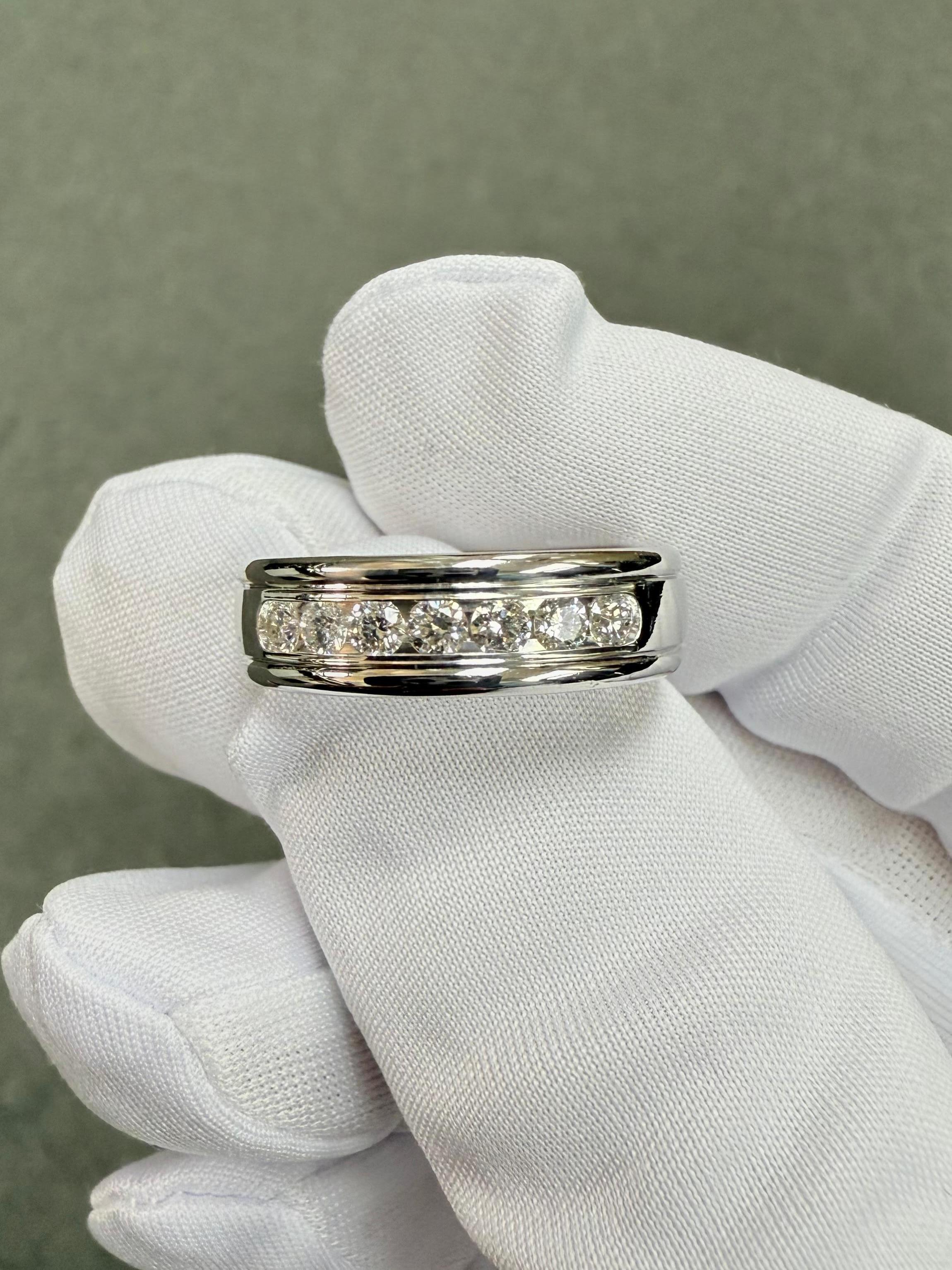 Benchmark Seven Diamond 14k  Anello a fascia in oro bianco in vendita 1