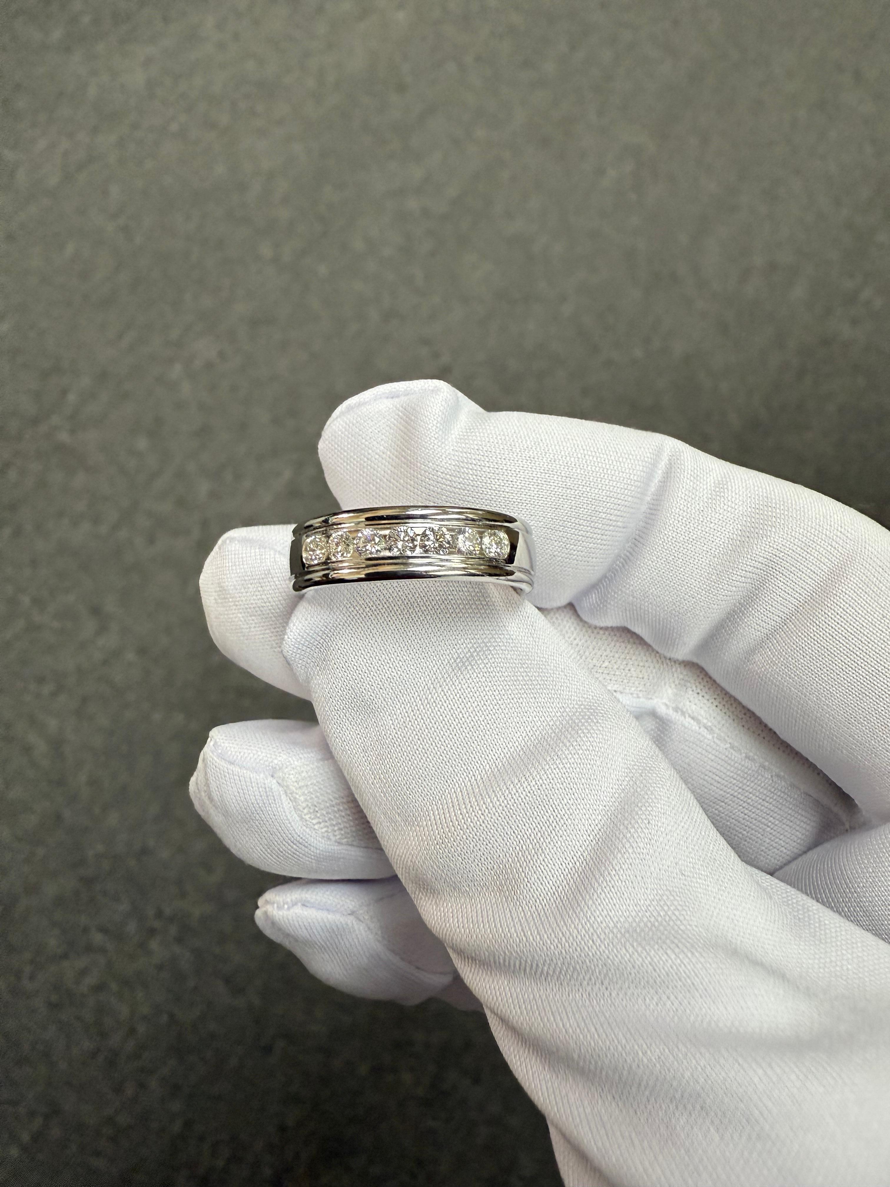 Benchmark Seven Diamond 14k  Anello a fascia in oro bianco in vendita 2
