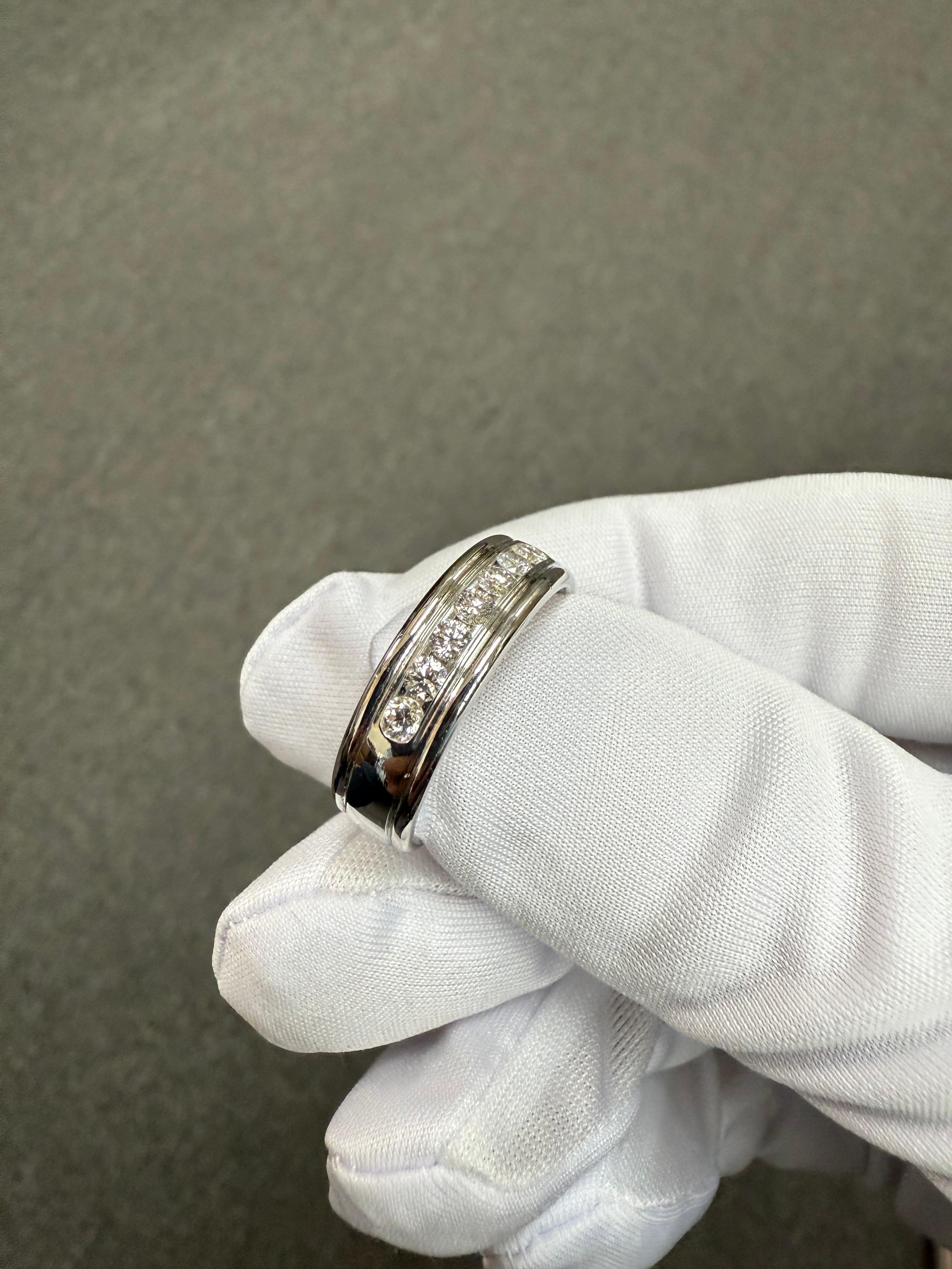 Benchmark Seven Diamond 14k  Anello a fascia in oro bianco in vendita 3