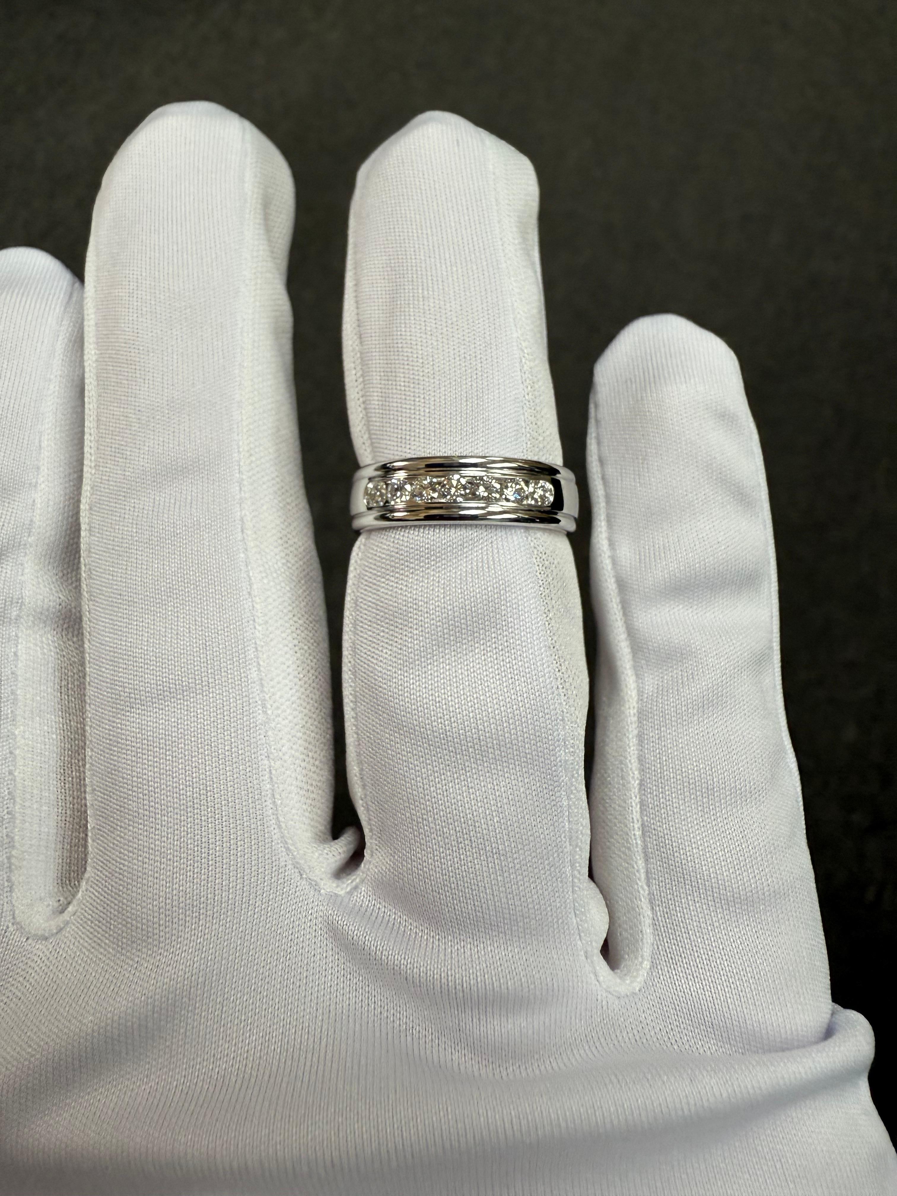 Benchmark Seven Diamond 14k  Anello a fascia in oro bianco in vendita 6
