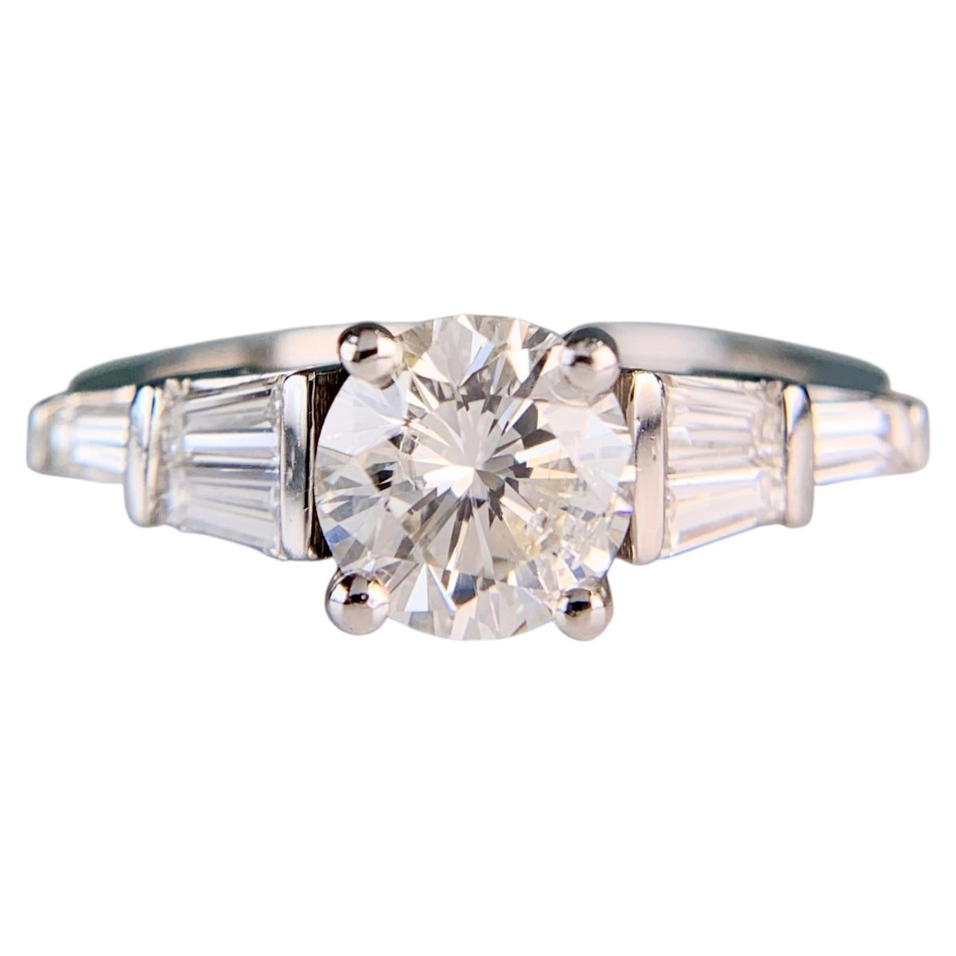 Verlobungsring mit rundem Diamanten und Baguette-Diamanten aus Platin im Angebot