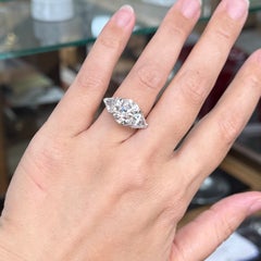 Anillo de compromiso vintage de los años 50 con un diamante de 5,15 quilates de corte transicional, en platino
