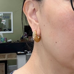 Boucles d'oreilles créoles sculptées « Puffy » de Charles Garnier, en or jaune 18 carats