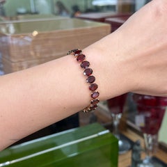 Bracciale tennis ovale con granati degli anni '50, in oro giallo 12k