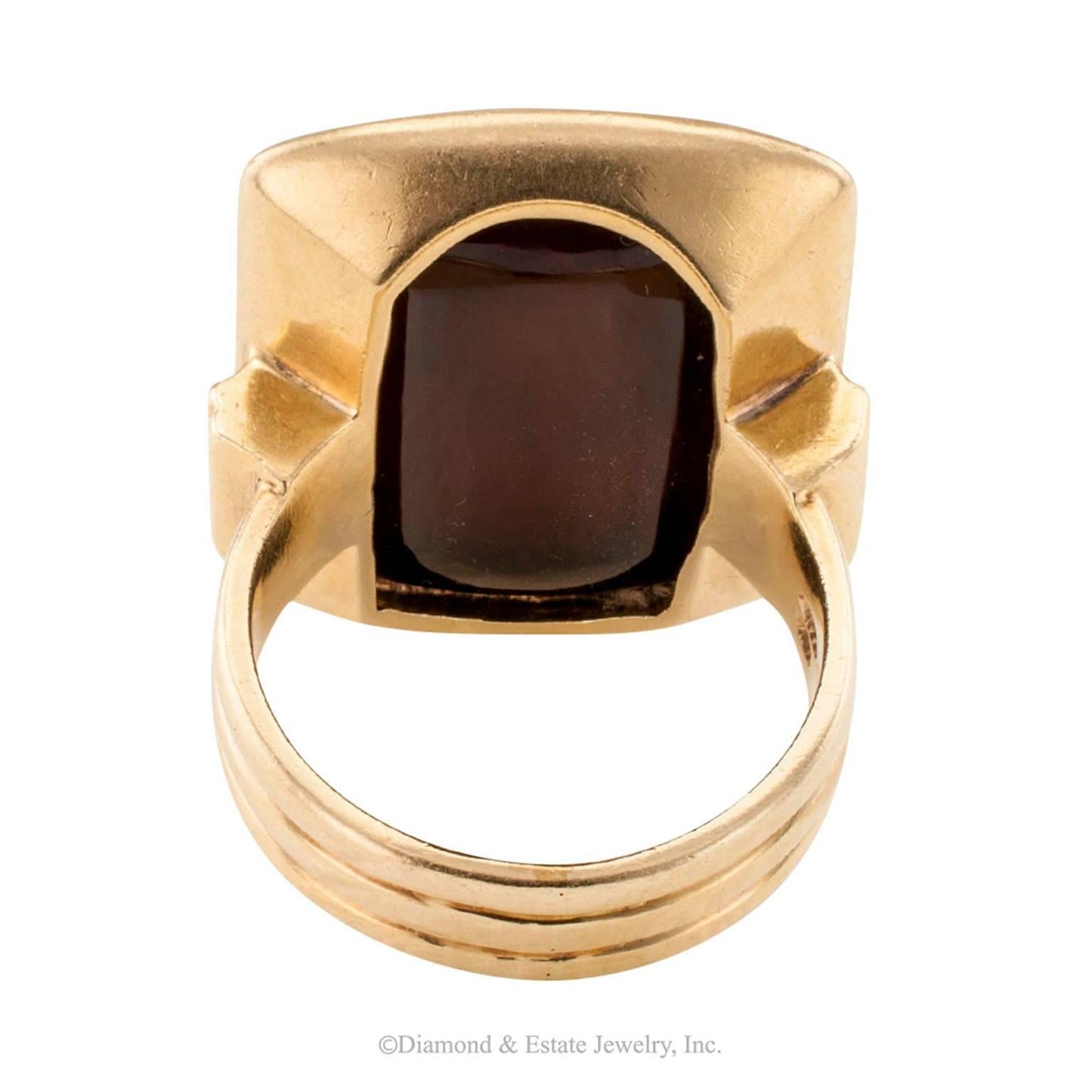 Art Deco 1920s Sardonyx Intaglio Gentleman’s Gold Signet Ring In Excellent Condition In Los Angeles, CA