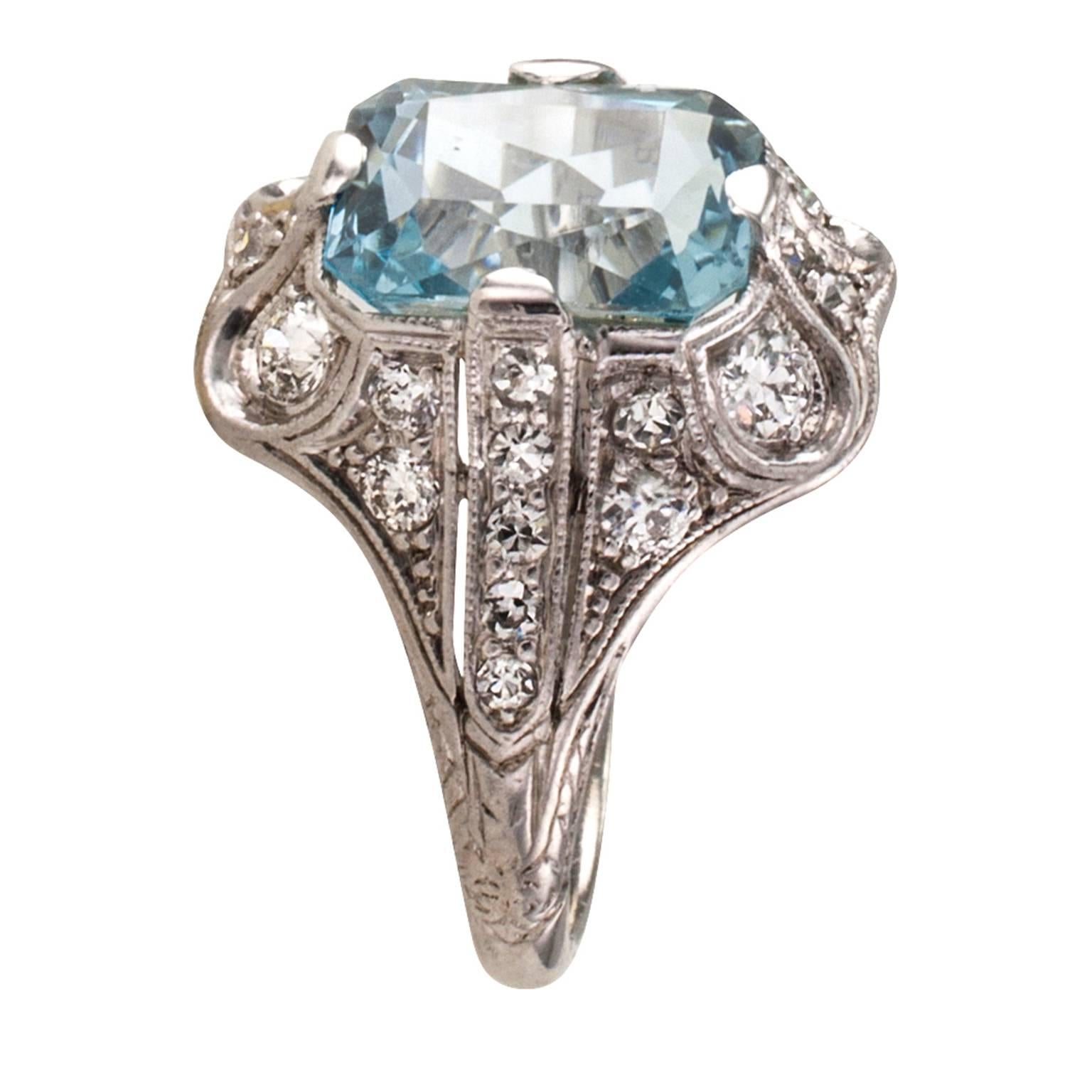 Bailey Banks & Biddle Art Deco Aquamarine Diamond Platinum Ring In Excellent Condition In Los Angeles, CA