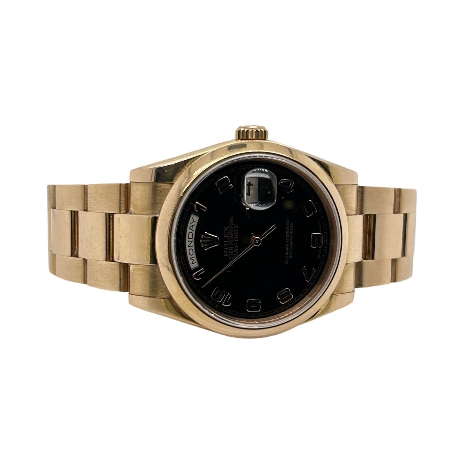Marchio: Rolex
Model: Day-Date
Riferimento: 118205
Anno: 2000
Quadrante: nero con numeri arabi
Materiale della fascia: Oro rosa 18k
Materiale della cassa: Oro rosa 18k
Scatola/carte: Scatola sì, Documenti no