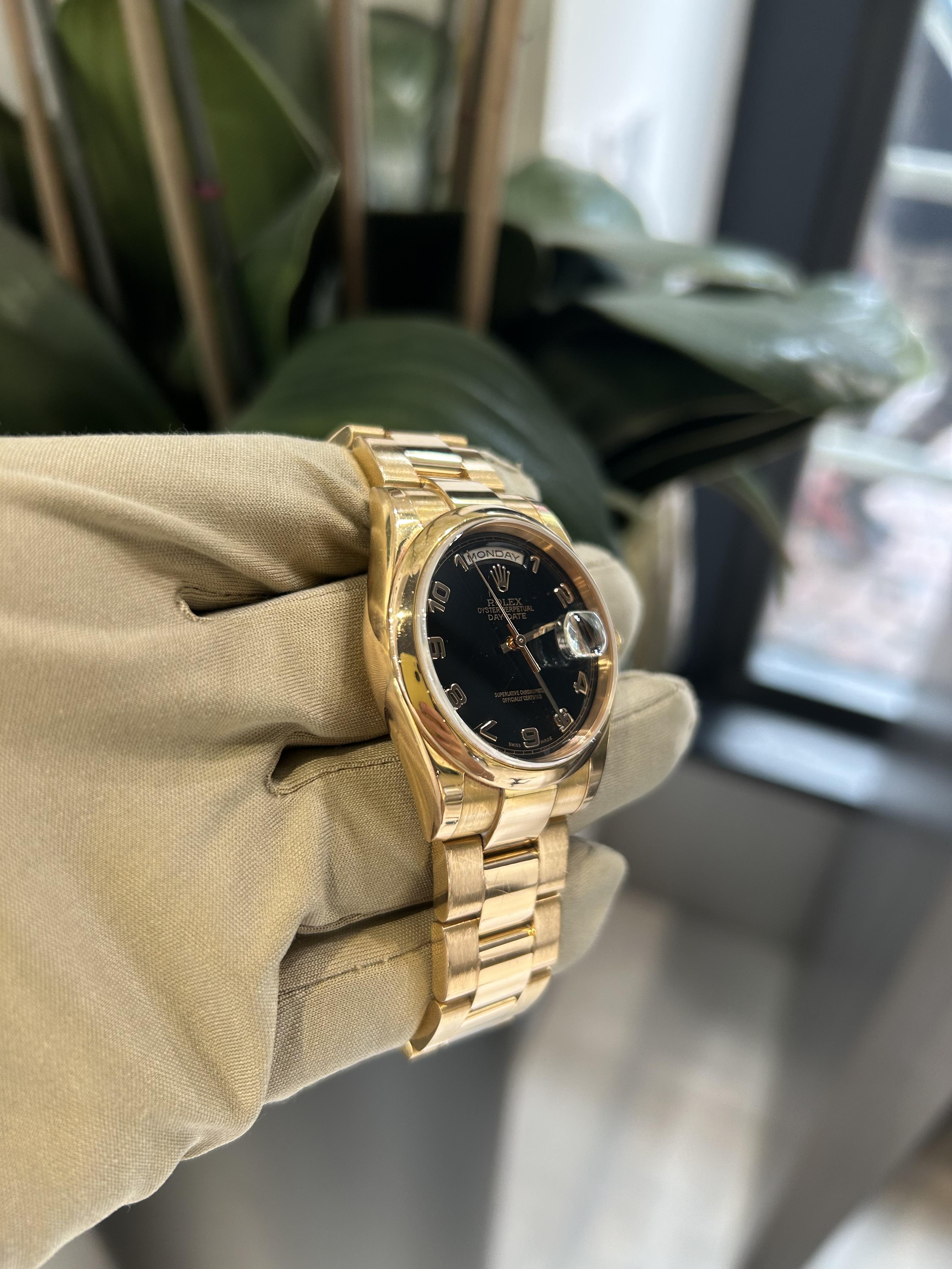 Rolex Day Date 36 mm oro rosa quadrante nero numero arabo 118205 in vendita 3