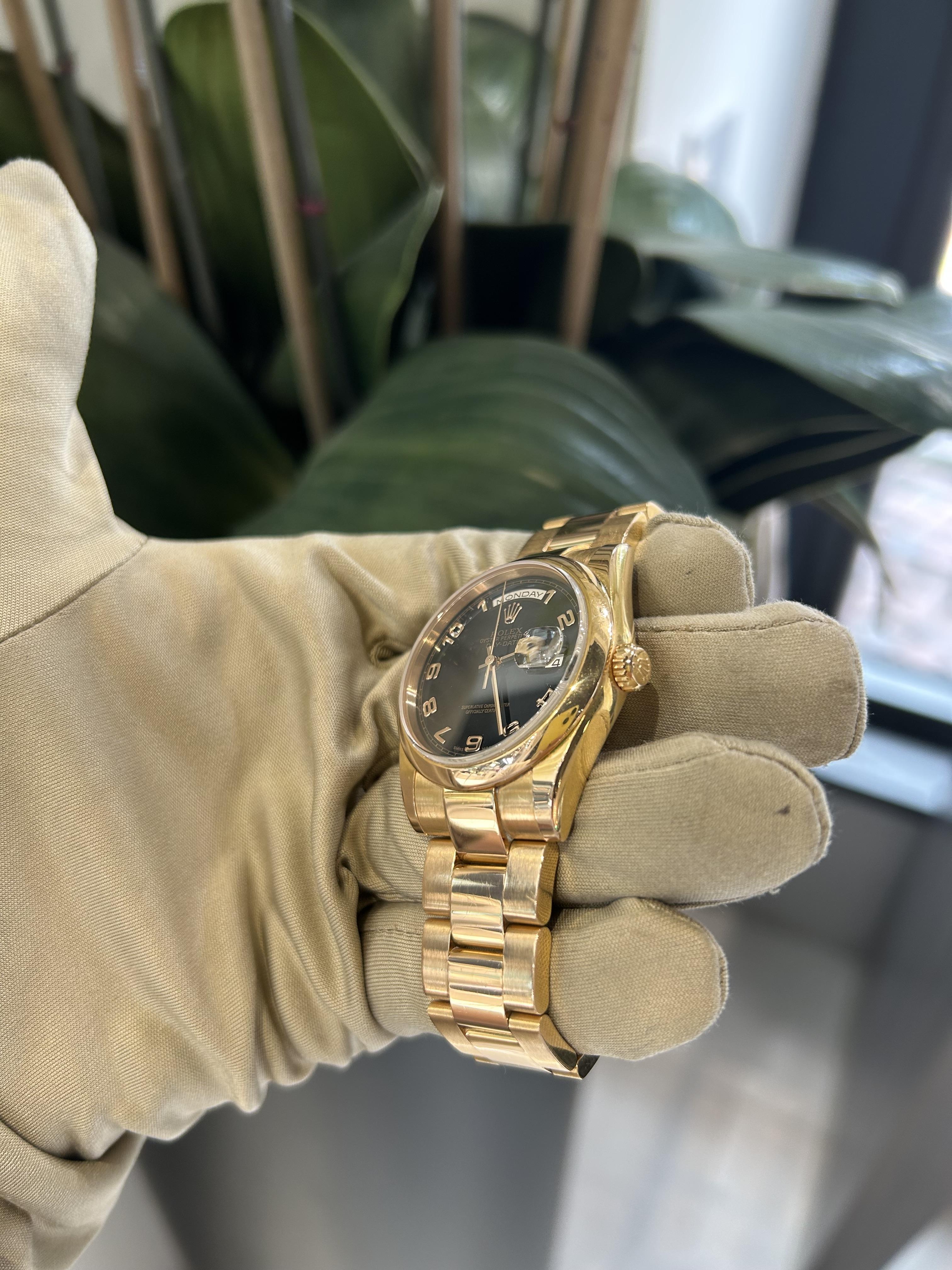 Rolex Day Date 36 mm oro rosa quadrante nero numero arabo 118205 in vendita 4