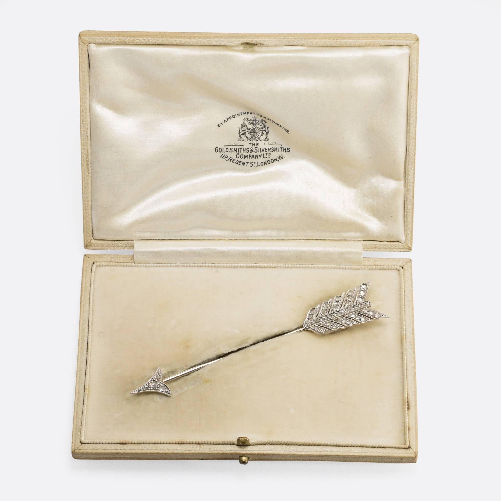 This superb vintage arrow pin brooch is modelled in 18k gold with platinum settings. The head and feathers are set with rose cut diamonds, and finished in fine millegrain. The feathered end can be removed from the shaft of the arrow, in order to