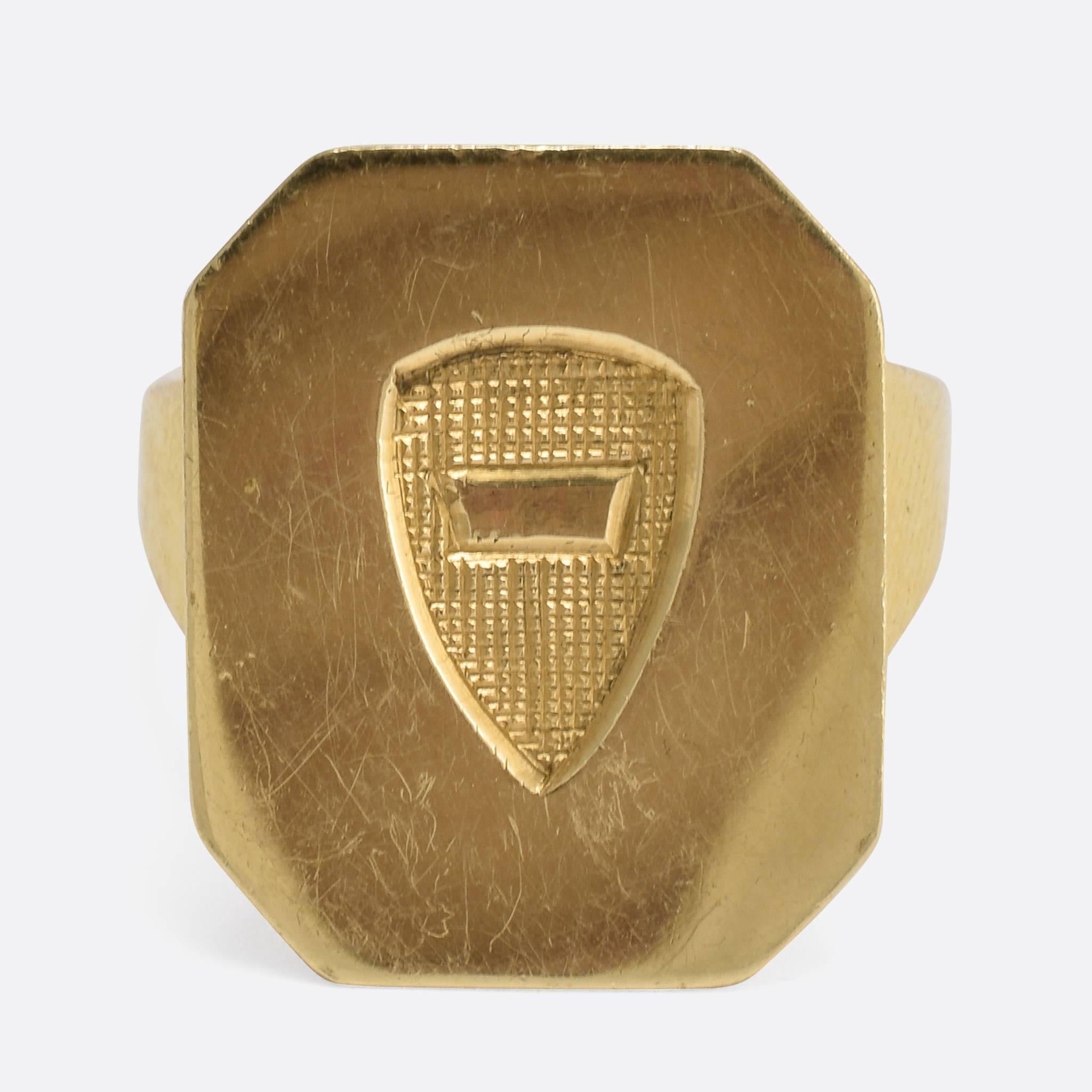 A stunning (and BIG) late Victorian signet ring, of unusual minimalist design. The octagonal face bears a cool intaglio shield with great textured detail (I think the plain slit in the middle is for a monogram engraving...). It's modelled in 18k