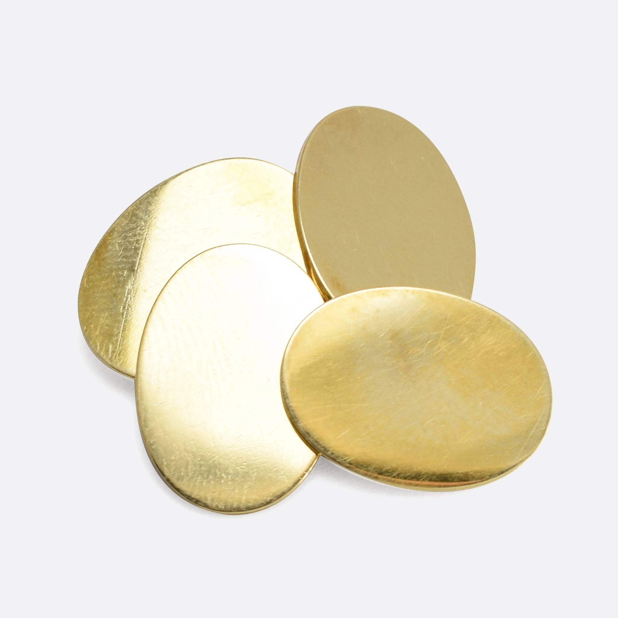 A fine quality pair of gents cuff links, modelled in solid 15k yellow gold. The classic oval shape is elegant and understated - while the quality is evident at first glance. English hallmarks for 15ct gold, Birmingham 1923.