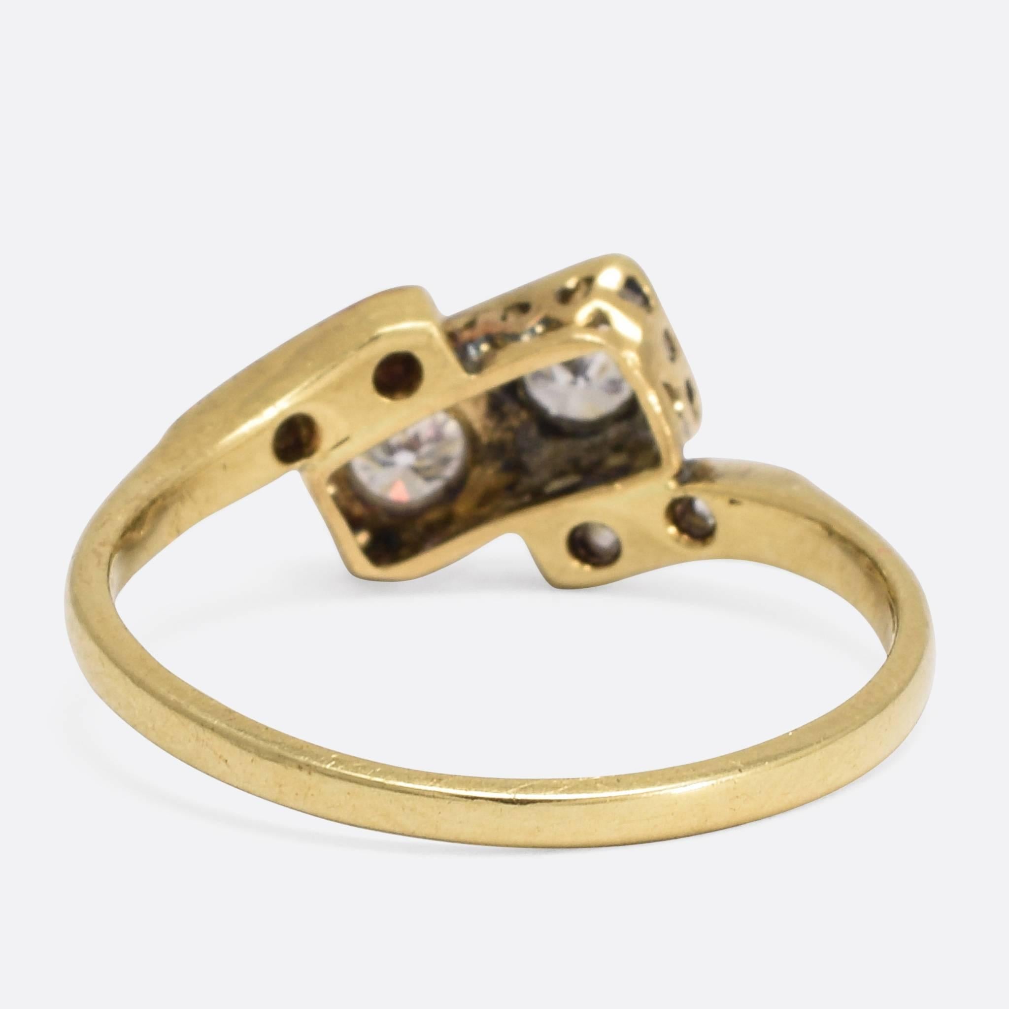 Bague de fiançailles Art déco « Toi et Moi » croisée avec diamants Excellent état à Sale, Cheshire