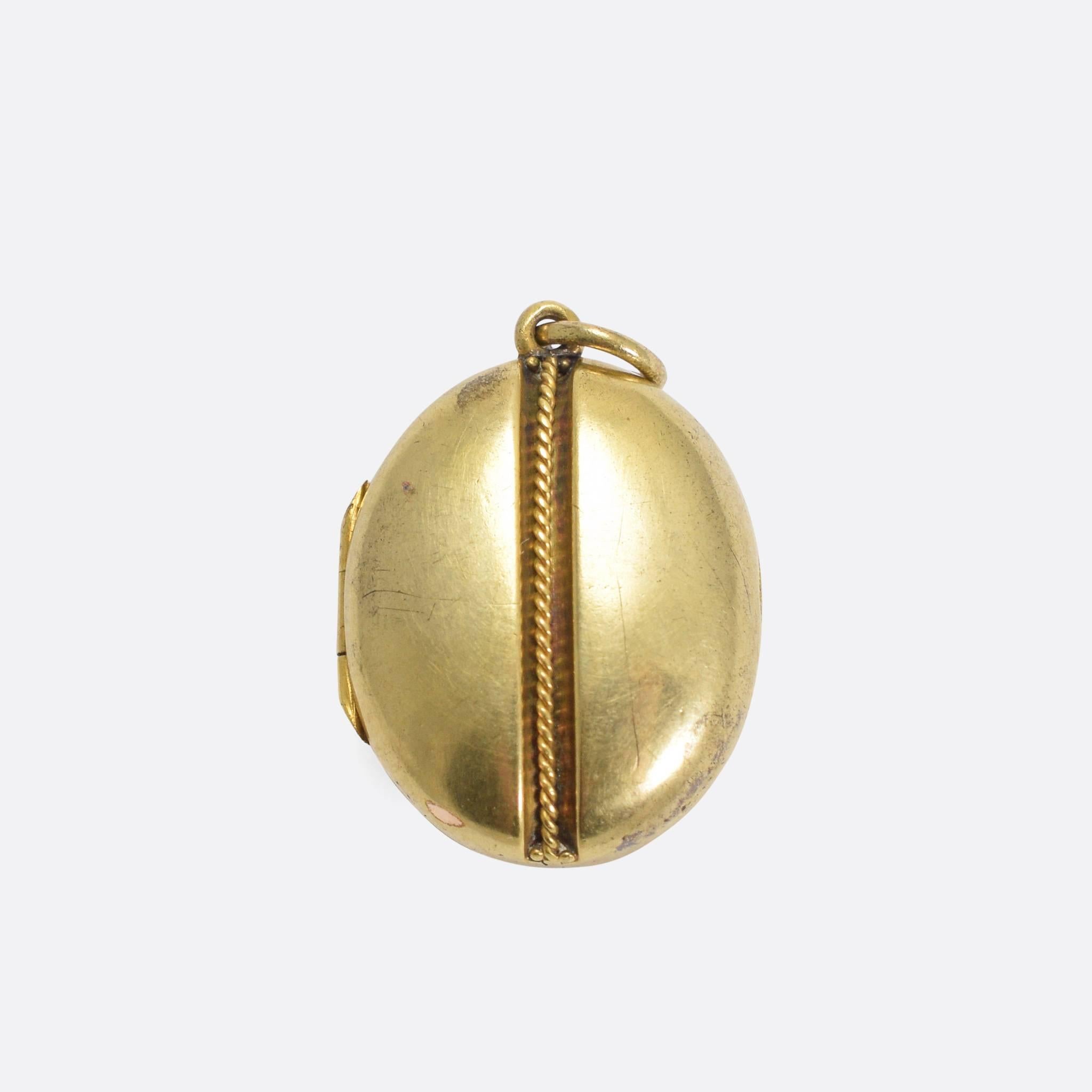 An elegant smaller-scale antique locket, set on the front with a shield-shaped bloodstone panel that remains uncarved. It's modelled in 15k gold, with the original glass fittings inside still present.

STONES
Bloodstone Panel

MEASUREMENTS
2.1 x