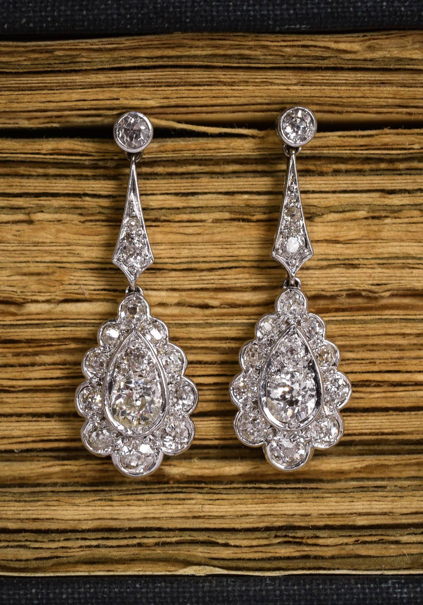 Edwardian 2 Carat Diamond Drop Platinum Earrings In Excellent Condition In Sale, Cheshire