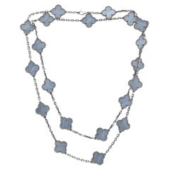 Collier Van Cleef & Arpels « Vintage Alhambra » à 20 motifs, en or blanc 18 carats et calcédoine