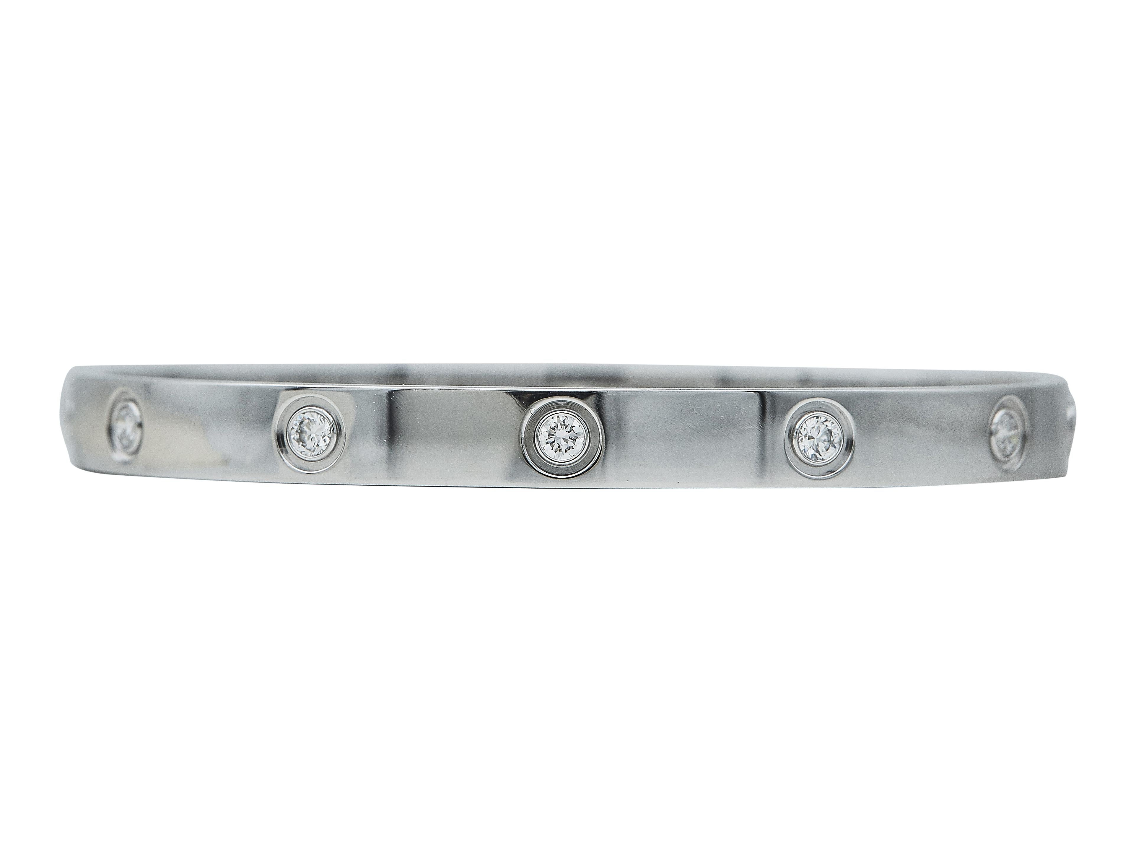 Le bracelet : Un bracelet Cartier Love en or blanc dix-huit carats, serti de dix diamants ronds de taille brillant. Ce modèle classique existe en taille 18.

Accompagné de ...
Boîte d'origine
Documents de service
Tournevis Cartier

Le bracelet est