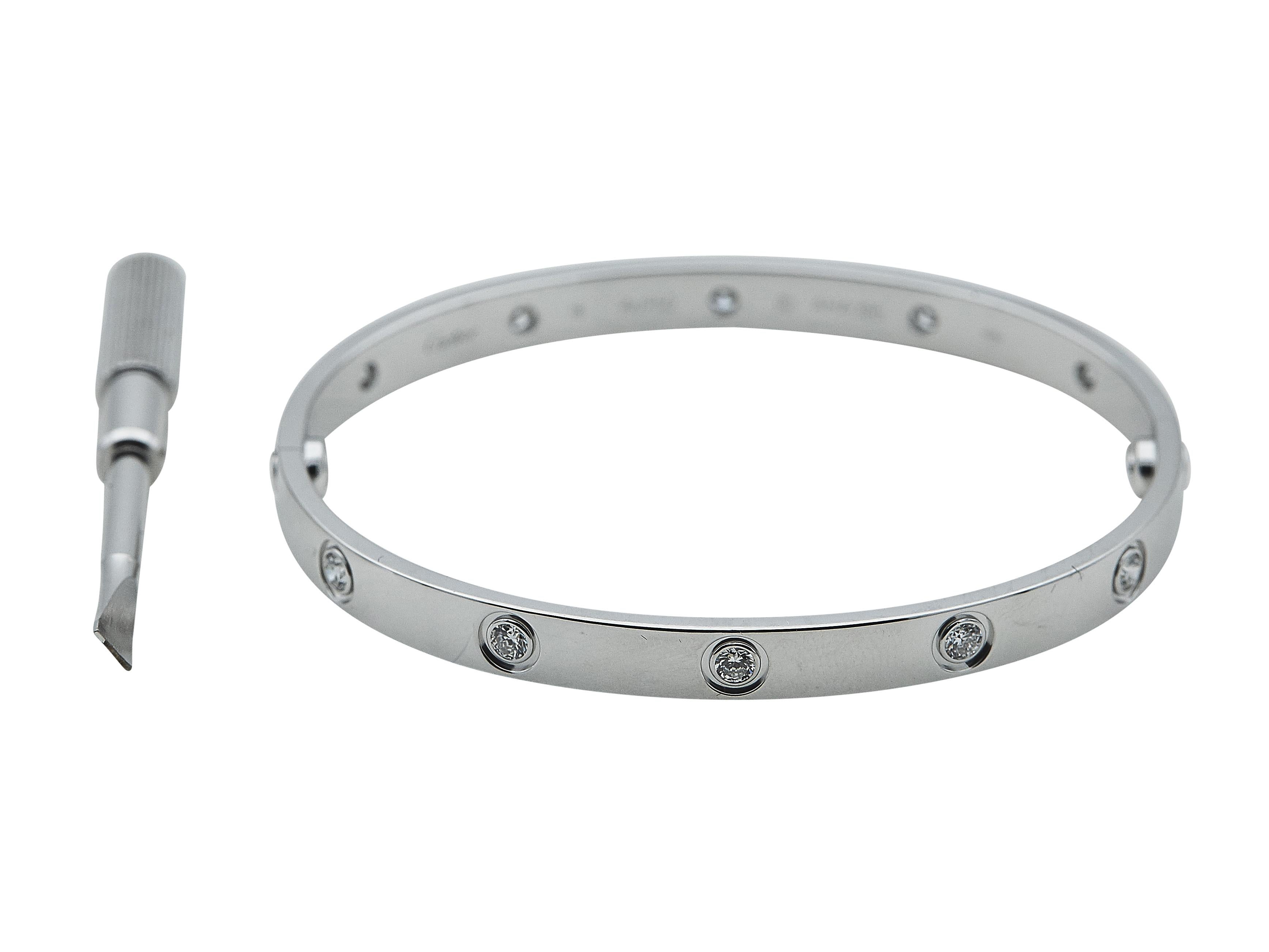 Le bracelet : Un bracelet Cartier Love en or blanc dix-huit carats, serti de dix diamants ronds de taille brillant. Ce modèle classique est une taille 18.

Accompagné de ...

Boîte d'origine
Certificat d'authenticité
Documents de service

Le