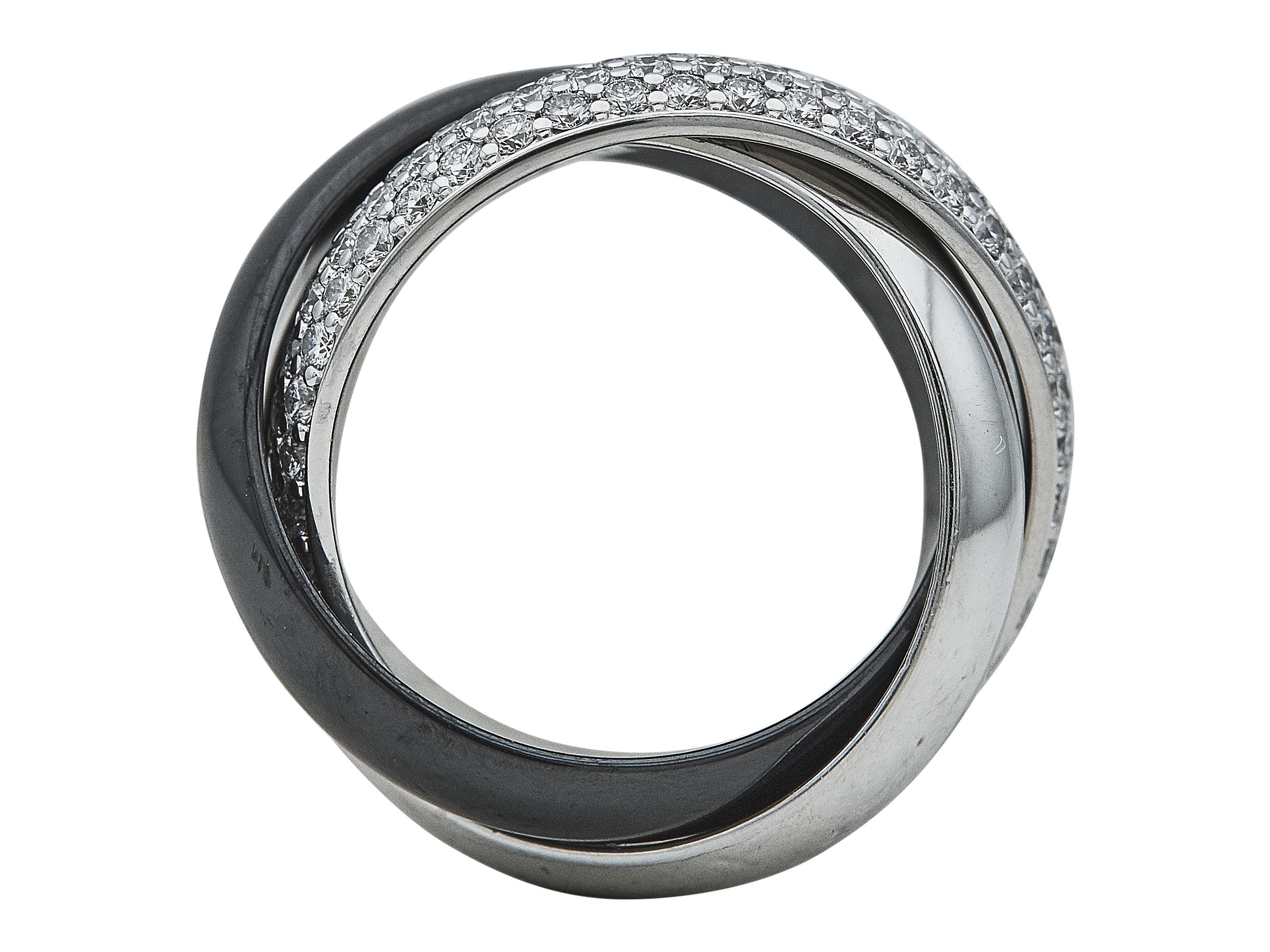 La bague : Une bague à anneau roulant Cartier Trinity. La bague est composée de trois bandes imbriquées en or blanc poli dix-huit carats, en céramique ou en pavé de diamants. Il s'agit d'une taille 50.

Accompagné de ...
Boîte d'origine
Documents de