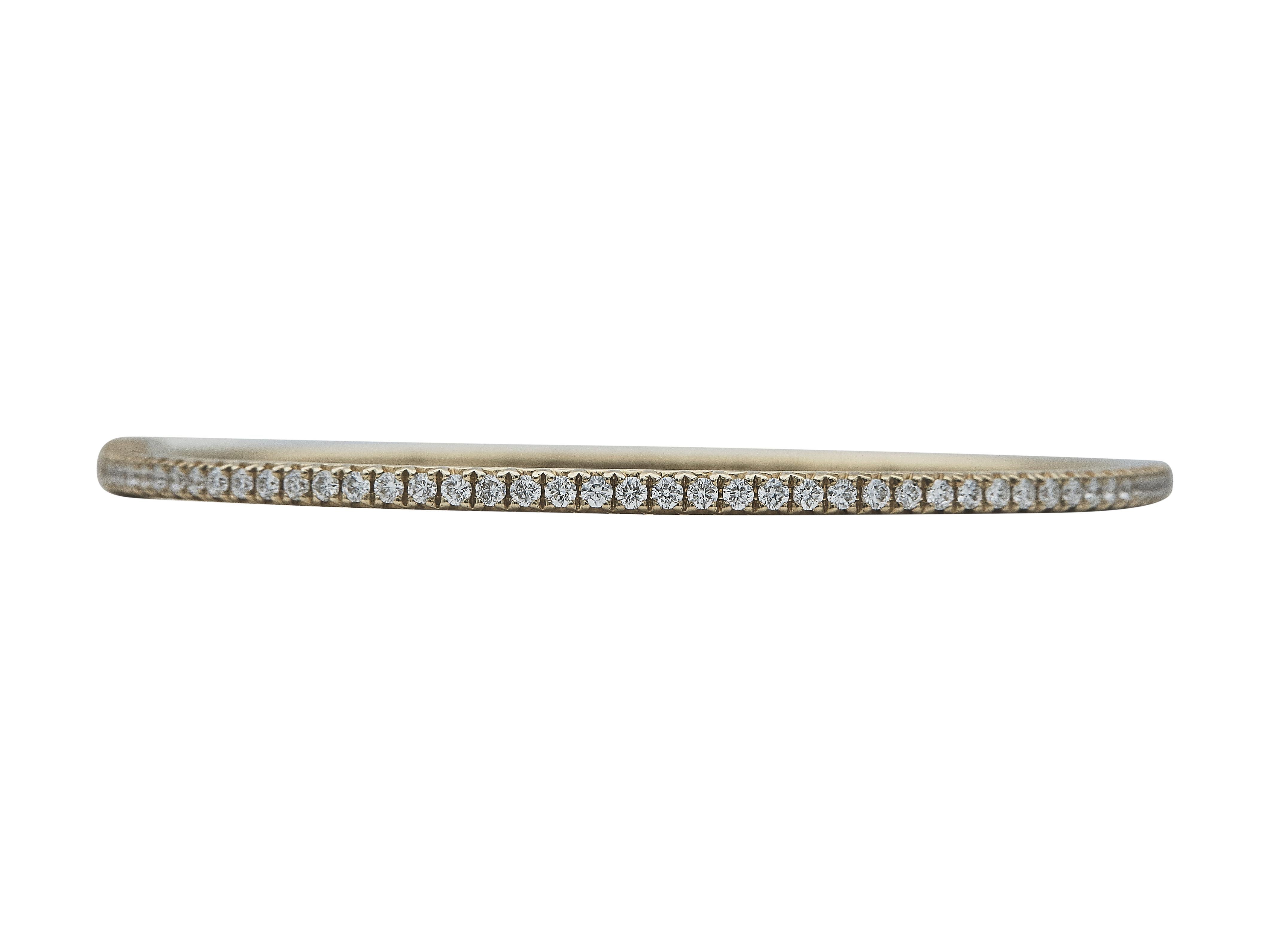 Le bracelet : Tiffany & Co. Bracelet Tiffany Metro en or jaune 18K

Plus d'informations sur la collection : La collection Metro de Tiffany & Co. redéfinit l'élégance discrète avec des designs modernes et épurés qui brillent comme l'horizon d'une