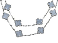 Collier Van Cleef & Arpels « Vintage Alhambra » à 20 motifs, en or blanc 18 carats et calcédoine