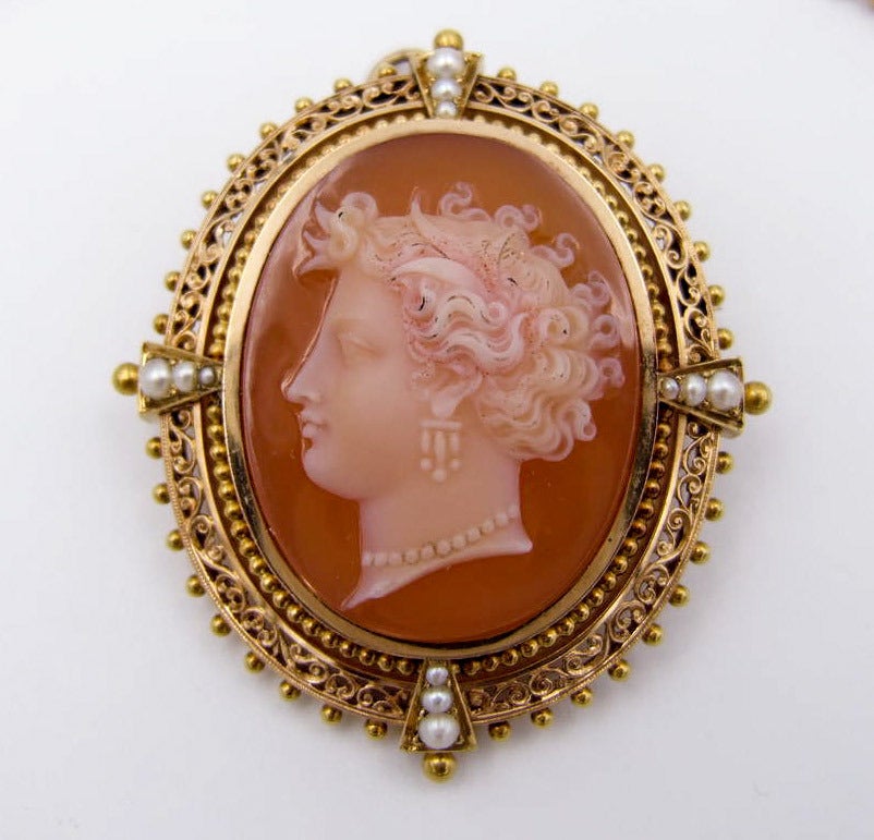 Victorian Hardstone Pearl Gold Cameo Suite In Excellent Condition In New York, NY