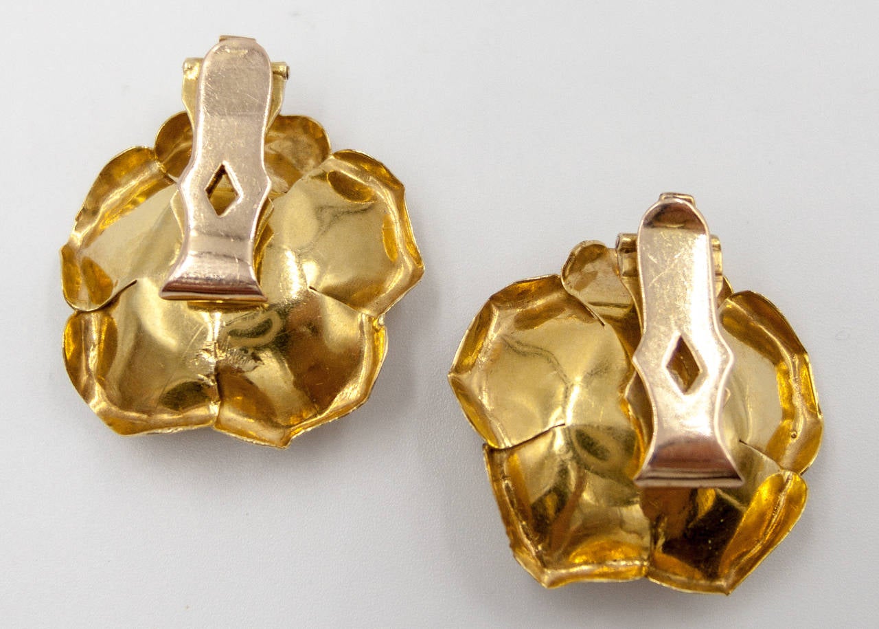 Floral Suite of Earrings and Brooches In Good Condition In New York, NY