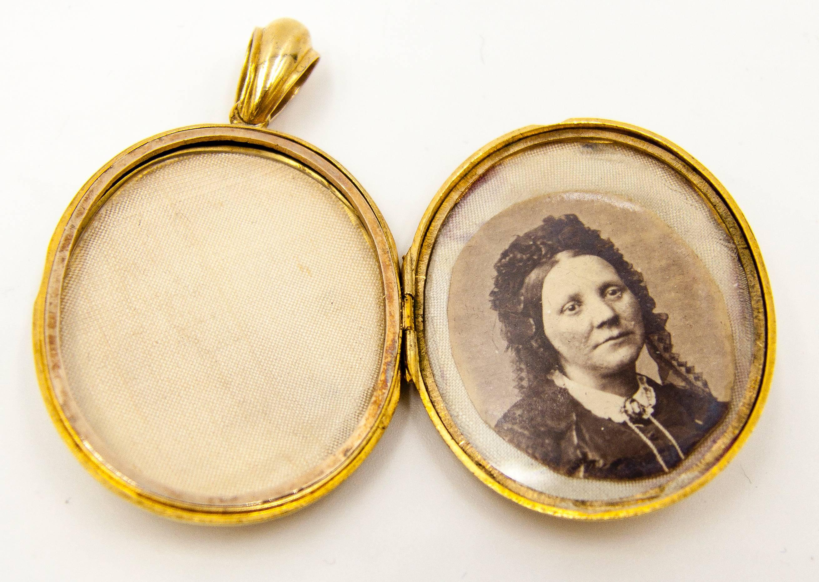 Victorian Engraved Gold Locket In Good Condition In New York, NY
