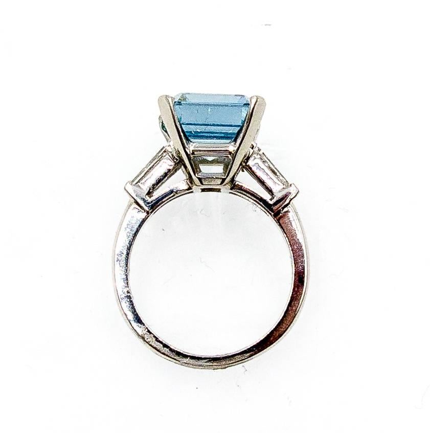 Dieser zart pastellblaue Aquamarin im Smaragdschliff:: flankiert von großen:: spitz zulaufenden Baguette-Diamanten:: ist ein eleganter und femininer Ring.  Der Aquamarin wiegt ca. 6 3/4 Karat und die Diamanten insgesamt ca. 1/2 Karat - eine
