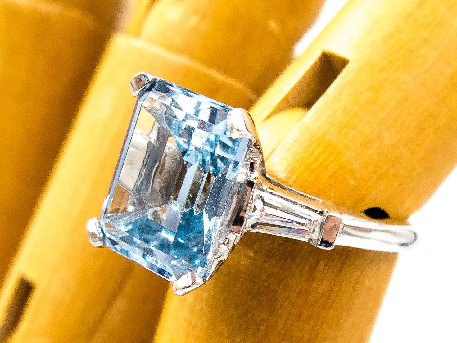 Pastellfarbener Aquamarin Baguette Diamant Platin Ring im Zustand „Hervorragend“ in New York, NY