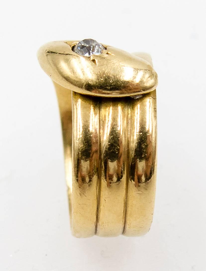 Viele Kulturen glauben:: dass Schlangen die Ewigkeit symbolisieren:: wobei das Schlangenmotiv den Finger oder das Handgelenk umschlingt.  Dieser elegante viktorianische Schlangenring aus den 1800er Jahren hat die Größe 10:: und der Schlangenkopf ist