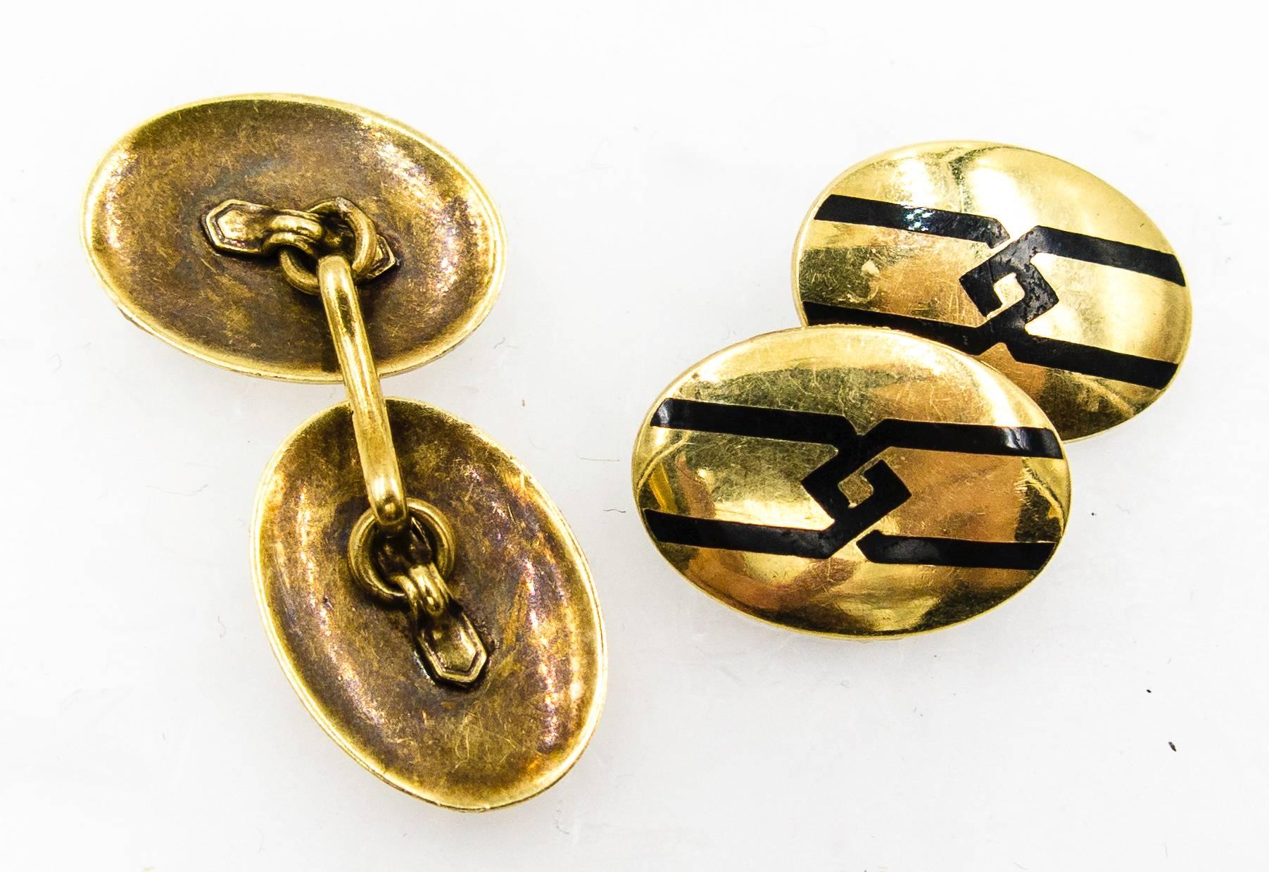   Un diseño fuerte y líneas sencillas de esmalte negro sobre oro patinado definen estos gemelos.   Son de oro amarillo de 14 quilates, marca registrada TM, y miden 3/4