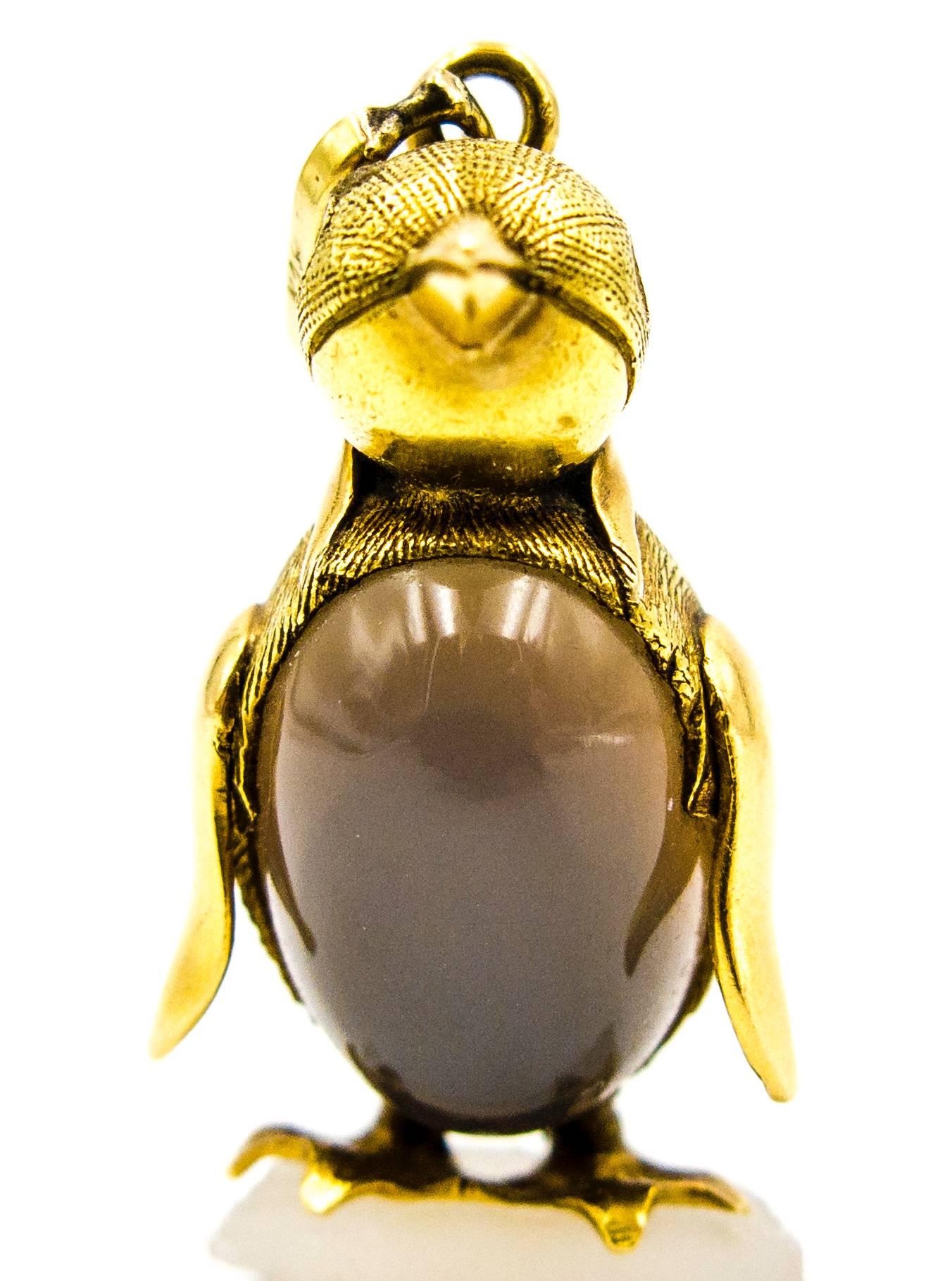 Adorable Agate Onyx Gold Marching Penguin Pendant In Excellent Condition In New York, NY