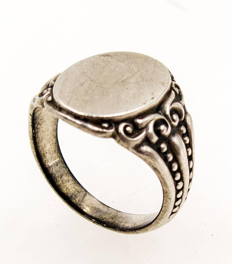 Die Besonderheit dieses Rings besteht darin:: dass die Oberfläche nicht graviert ist:: was ihn zu einer idealen Anschaffung für einen Herrn mit einem Familienwappen macht:: oder für jemanden:: der seine Initialen eingravieren lassen möchte.  Die