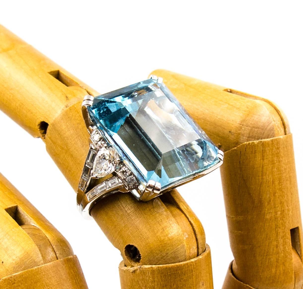 Elegant Vibrant Gem Color 32.50 Carats Aquamarine Diamond Platinum Ring In Excellent Condition In New York, NY