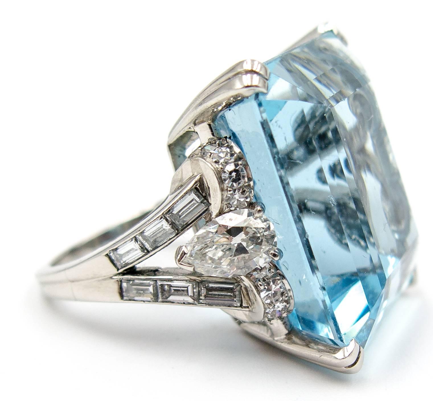 Women's Elegant Vibrant Gem Color 32.50 Carats Aquamarine Diamond Platinum Ring