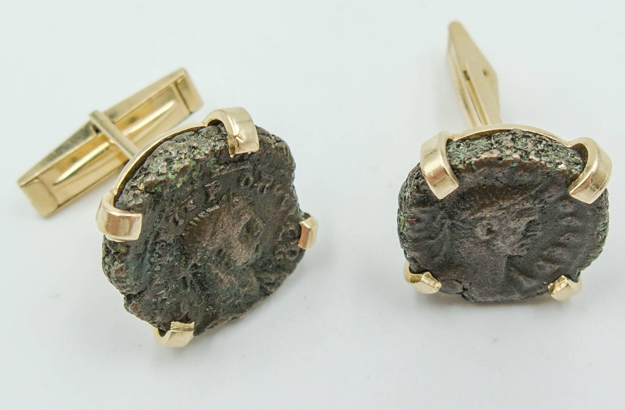   Elegant Ancient Coin and Gold Cufflinks In Excellent Condition In New York, NY