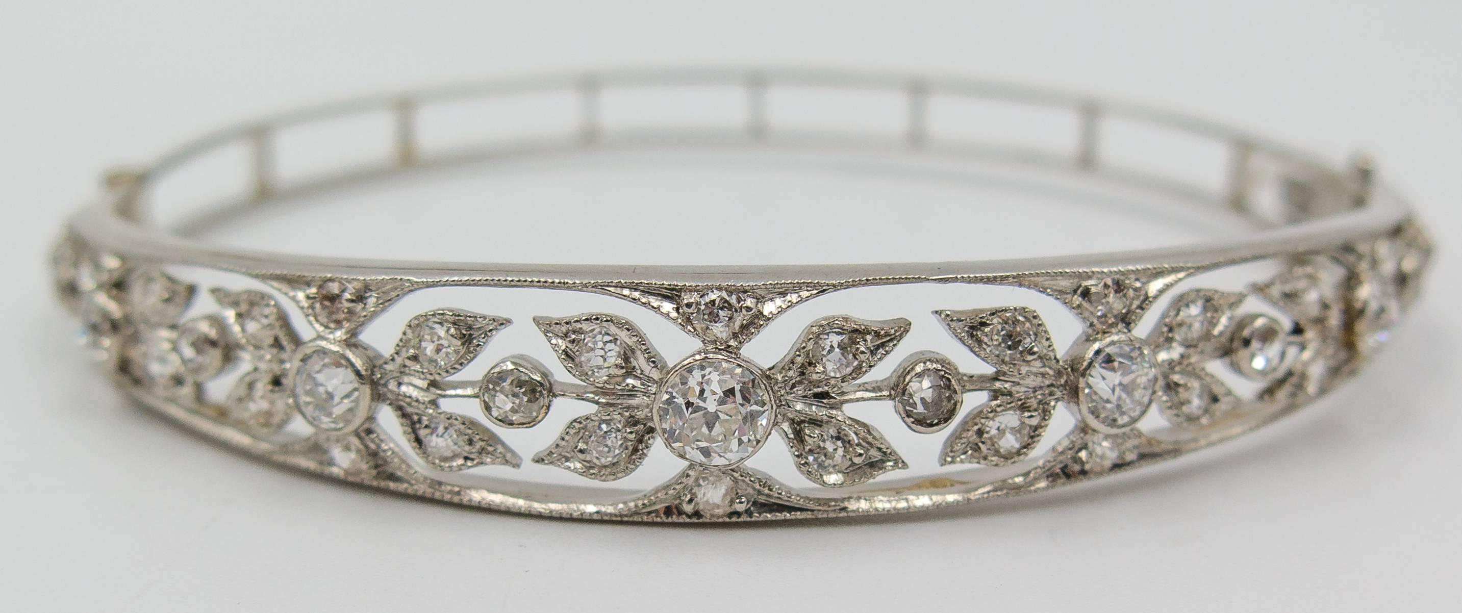 Elegant Edwardian Filigree Platinum Topped Gold Diamond Bangle Bracelet In Good Condition In New York, NY