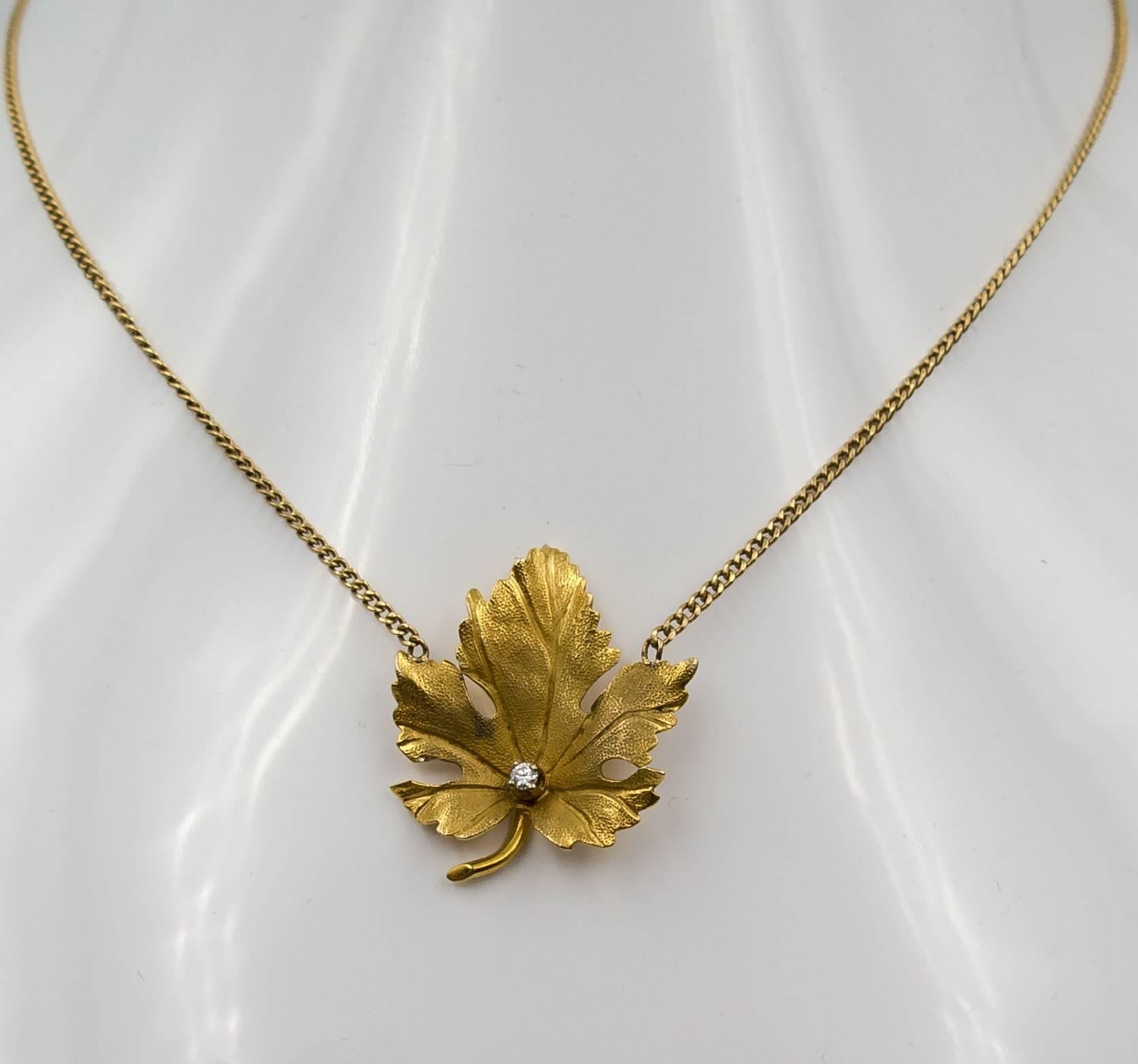 Keep a bit of spring with you around your neck by wearing this lovely and detailed little leaf pendant and chain.   The pure 14 karat yellow gold leaf measures 1