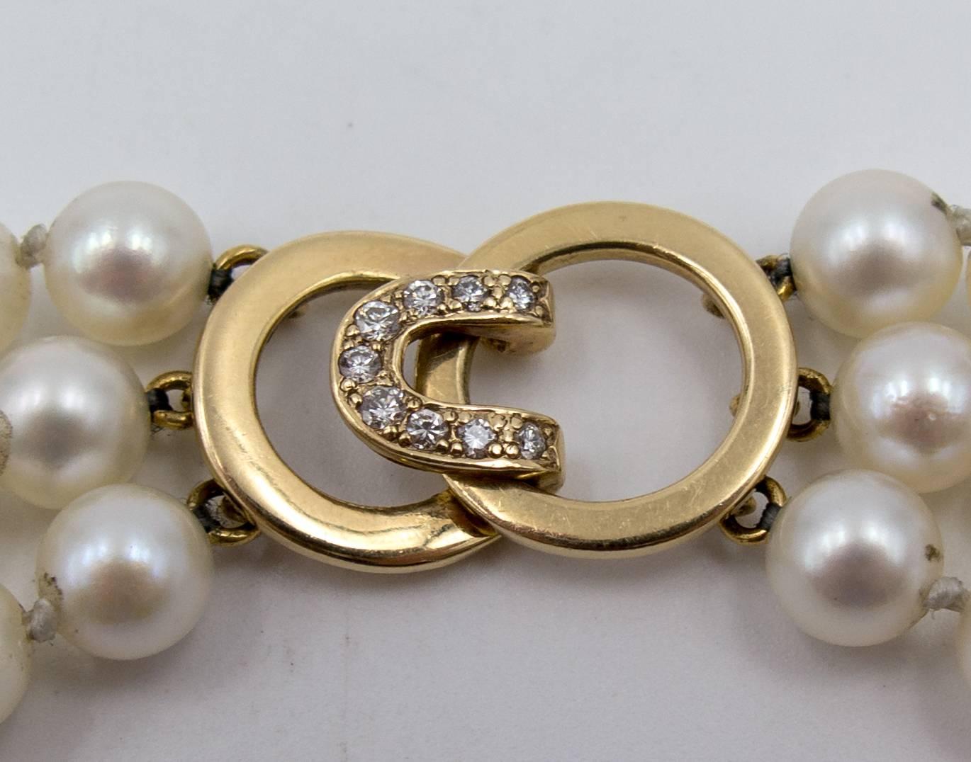 Dreireihige Rubin-Onyx-Perlen-Deko-Halskette aus Gold im Angebot 1