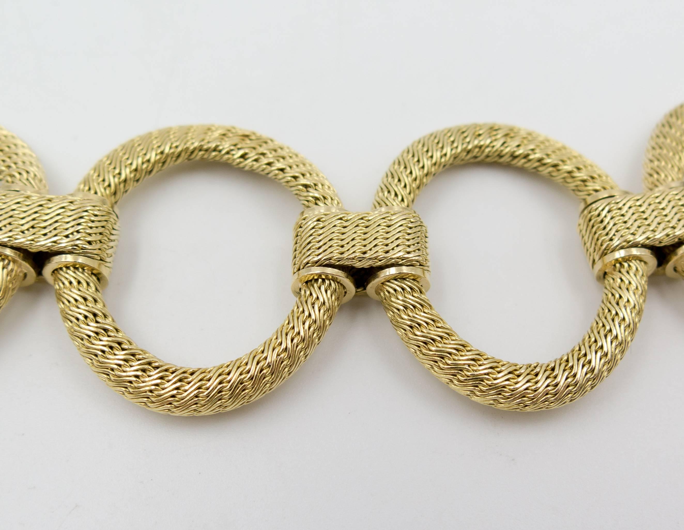 Elegant Gold Oval Link Bracelet In Excellent Condition In New York, NY