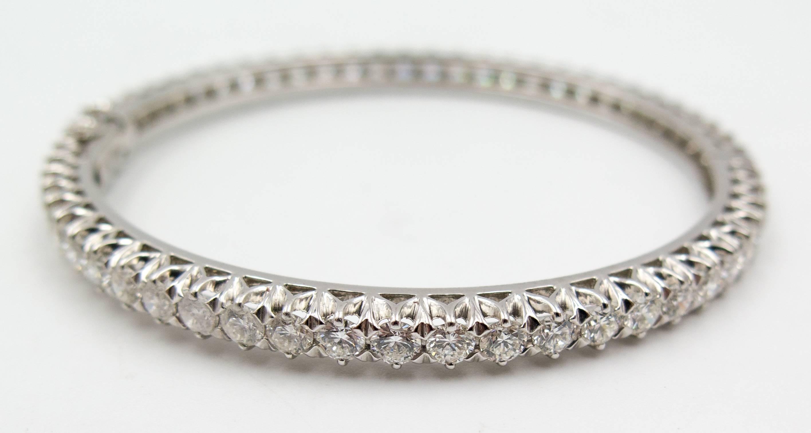 White Gold Diamond Hinged Bangle Bracelet In Excellent Condition In New York, NY