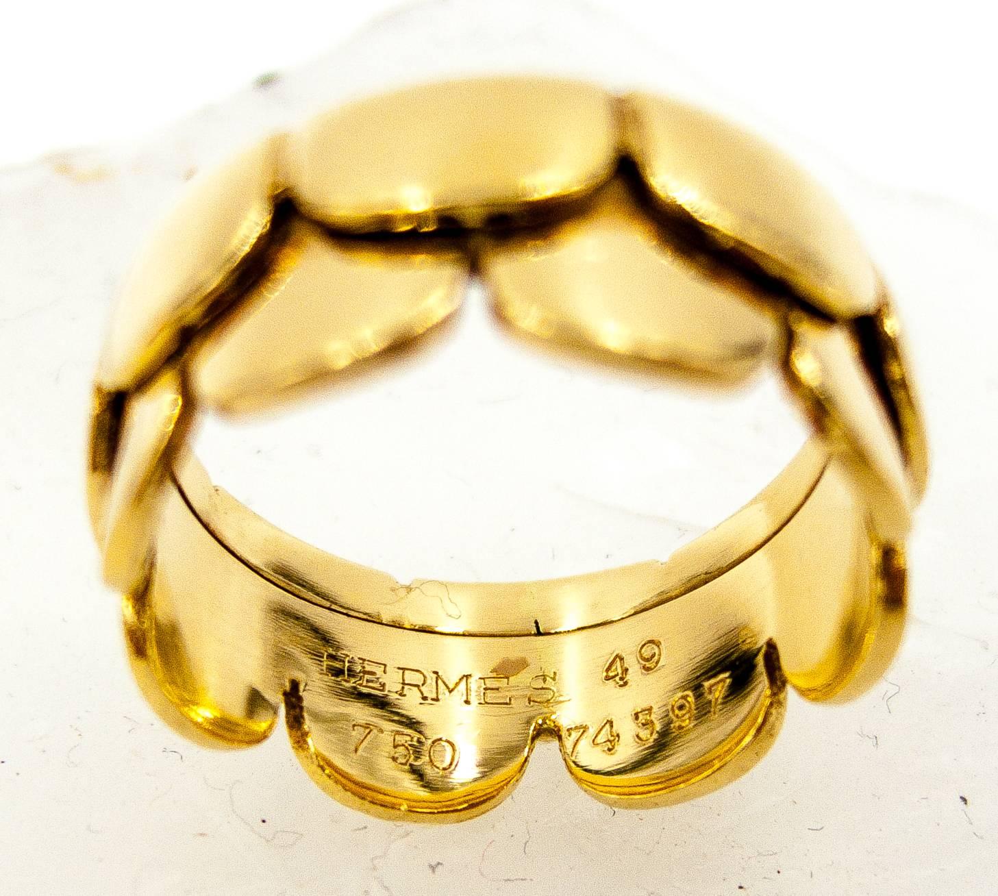 Hermes Charming Gold Scallop Motif Band Ring In Excellent Condition In New York, NY