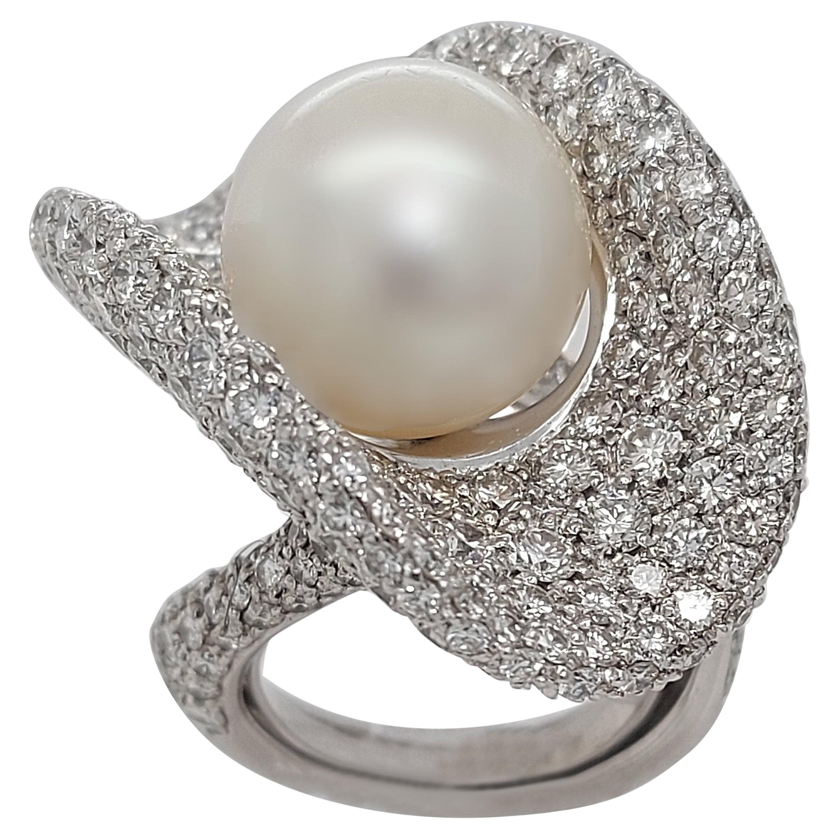 Magnificent 18 Karat White Gold Ring with 14.5 Carat Diamonds and a Big Pearl For Sale