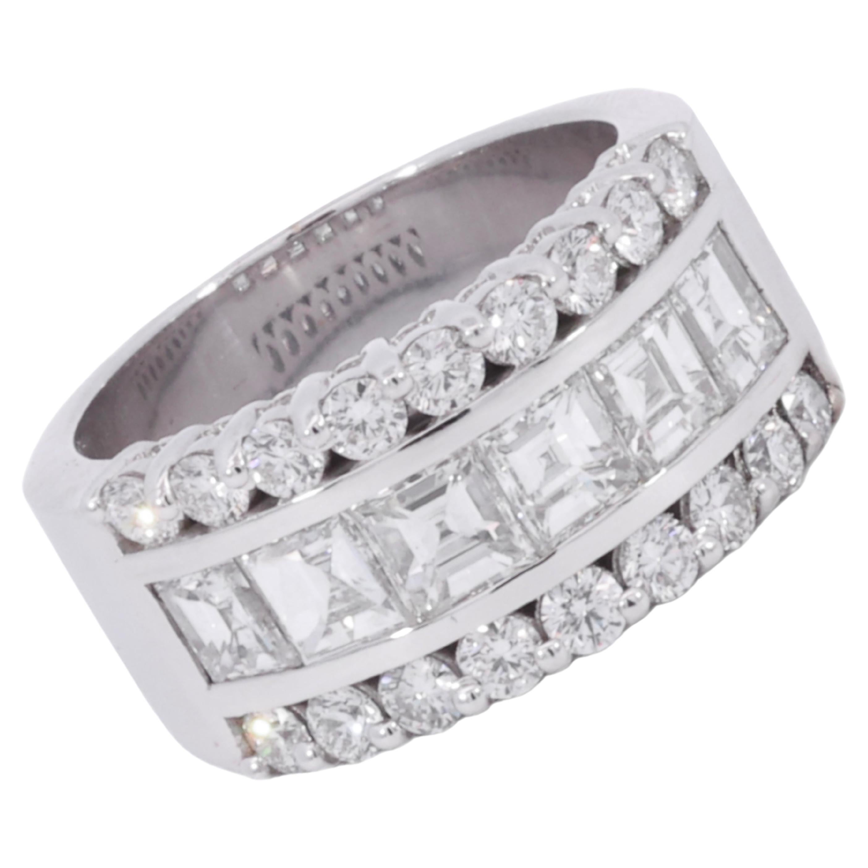 18 Karat Weißgold Ring mit quadratischen Diamanten im Smaragdschliff und Brillantschliff