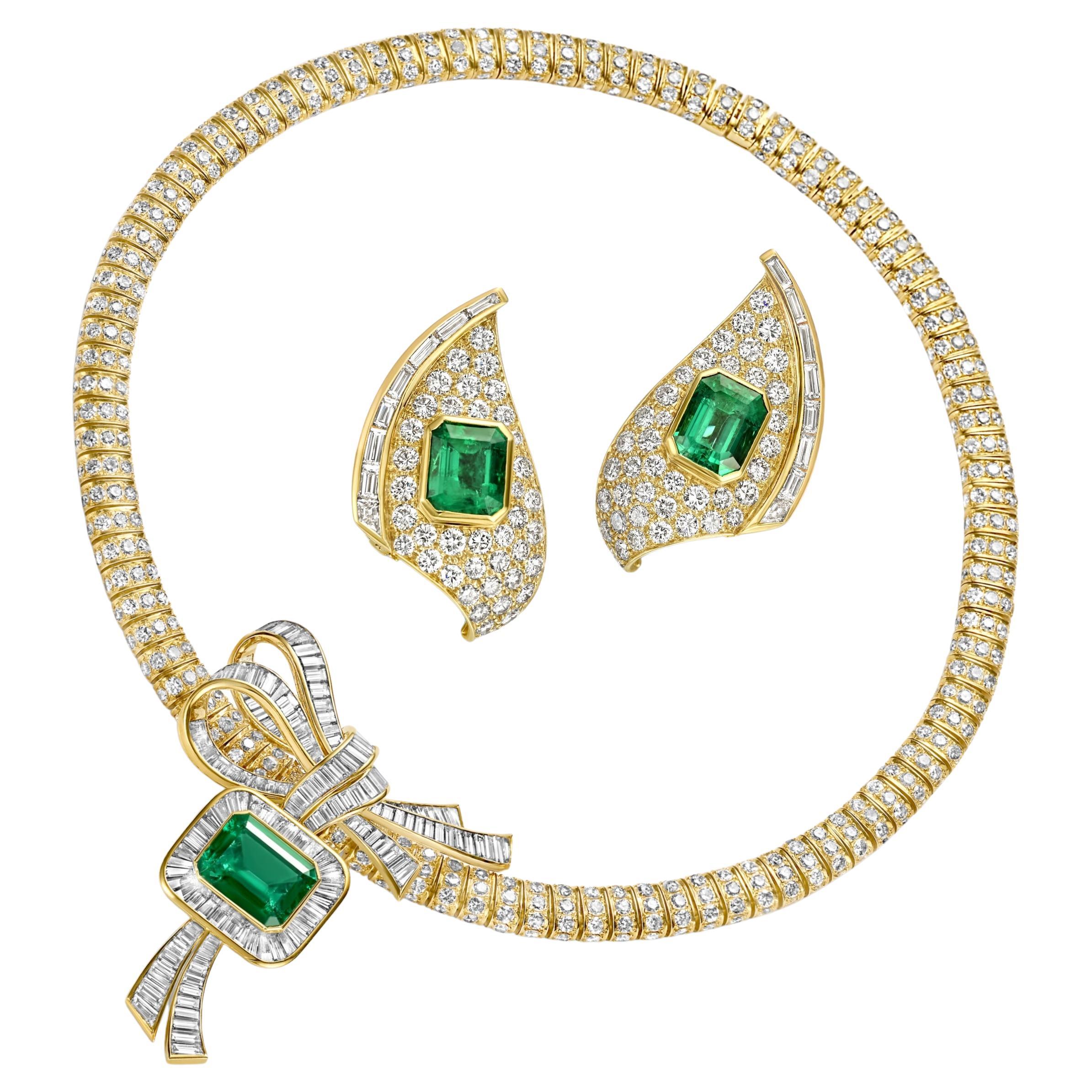 18 kt. Collier et boucles d'oreilles en or jaune Adler Genève avec émeraudes et diamants en vente