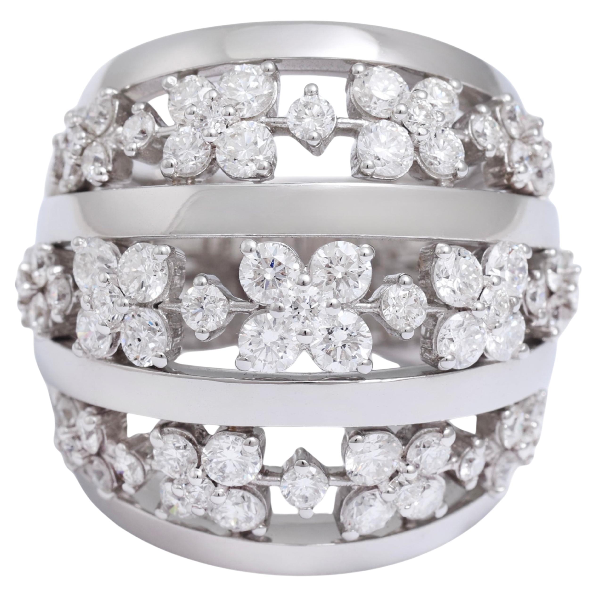 Anello con fiore in oro bianco massiccio 18 Kt con 3,58 carati di diamanti in vendita